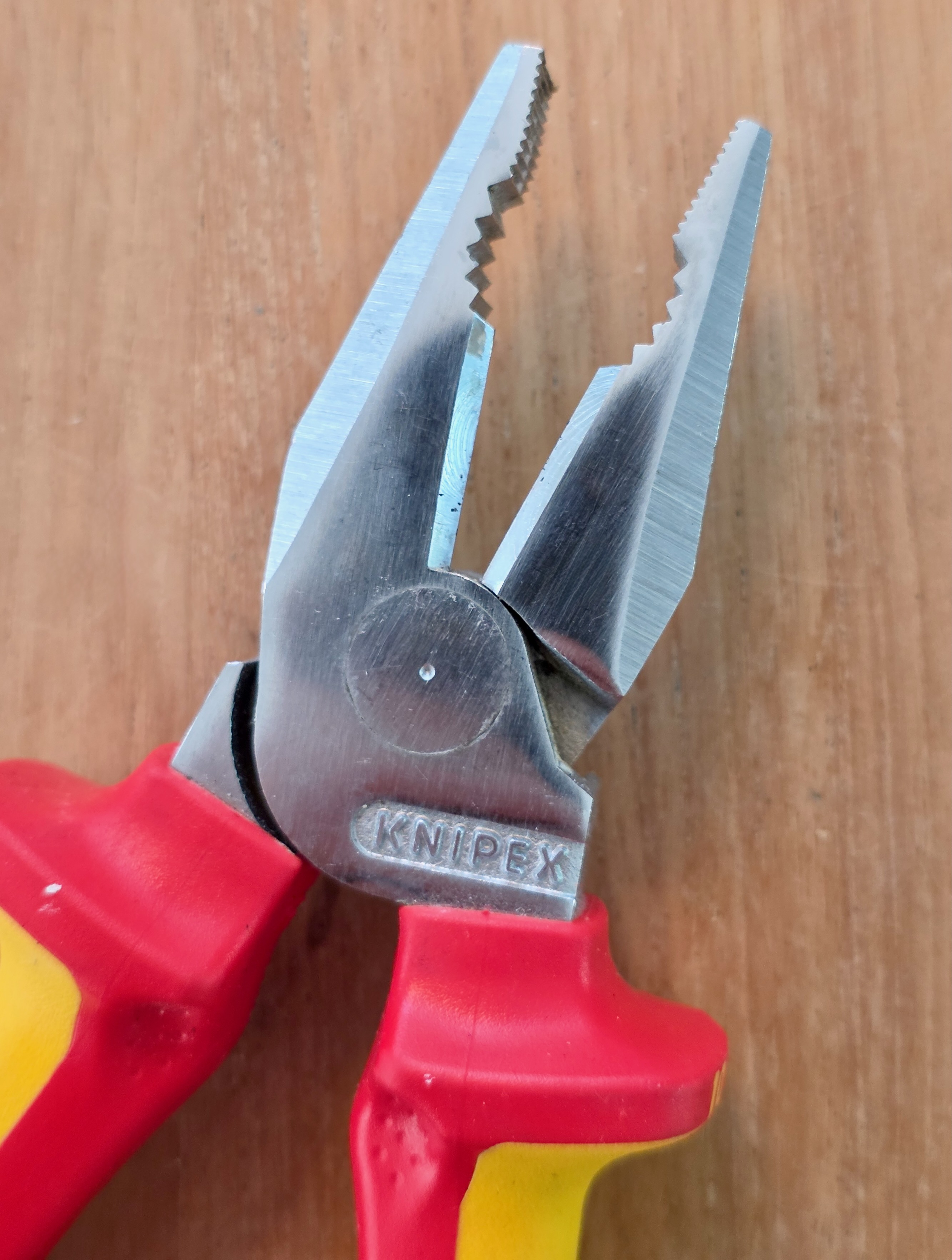 Mâchoire ouverte d’une pince universelle VDE Knipex 02 06 225