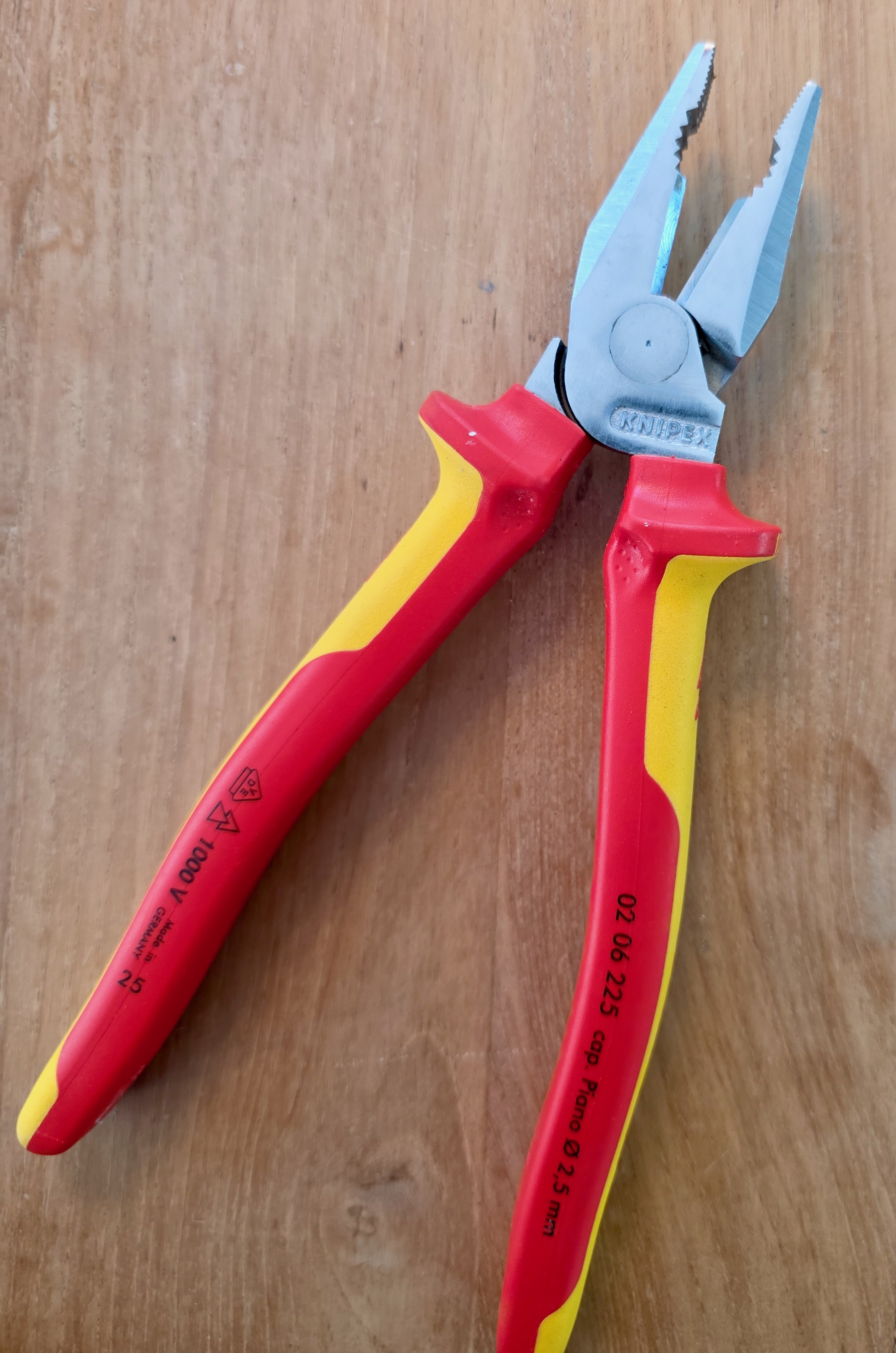 Pince universelle VDE Knipex 02 06 225 vue d'ensemble, marquage 1 000 V visible
