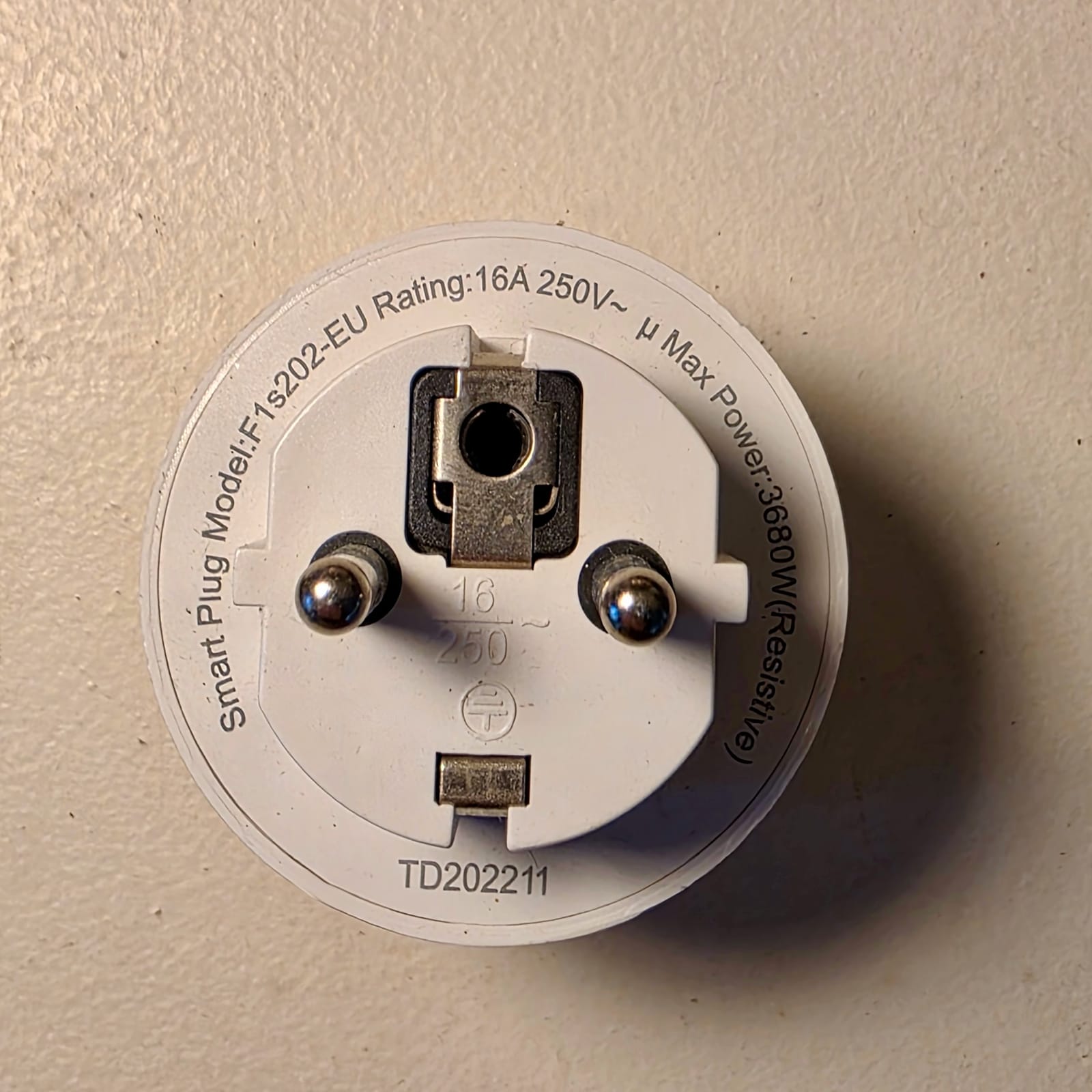Prise connectée blanche vue côté broches avec marquage 16A 250V 3680W imprimé en arc de cercle
