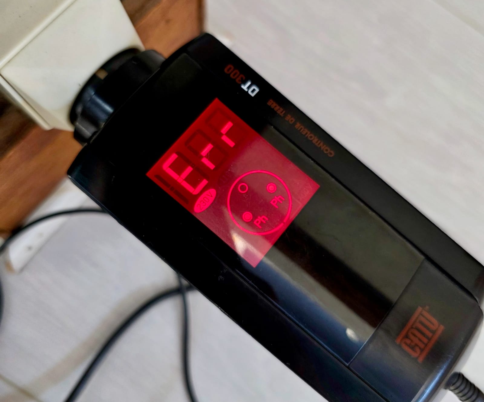 Prise électrique sans connexion de terre contrôlée par un CATU DT300