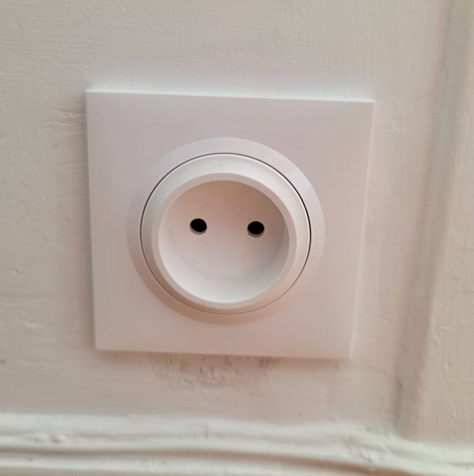 Prise électrique carrée blanche à deux alvéoles, sans borne de terre