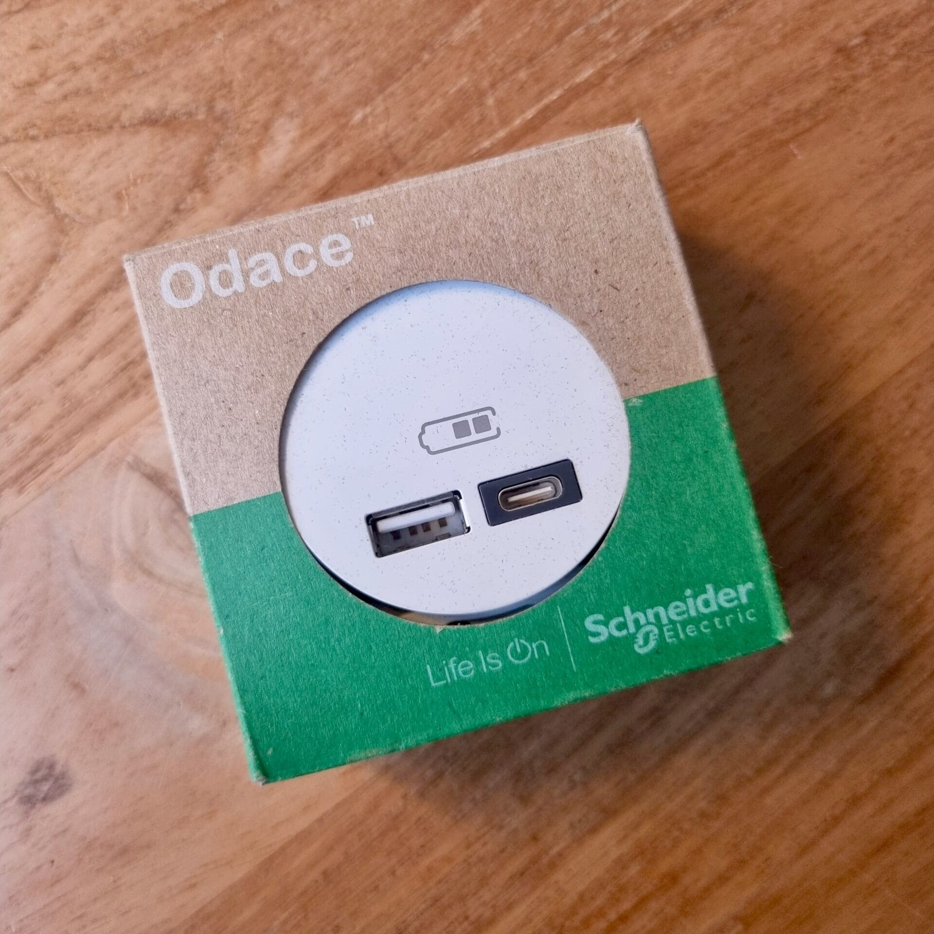 Prise murale Schneider avec port USB-C pour recharger un smartphone