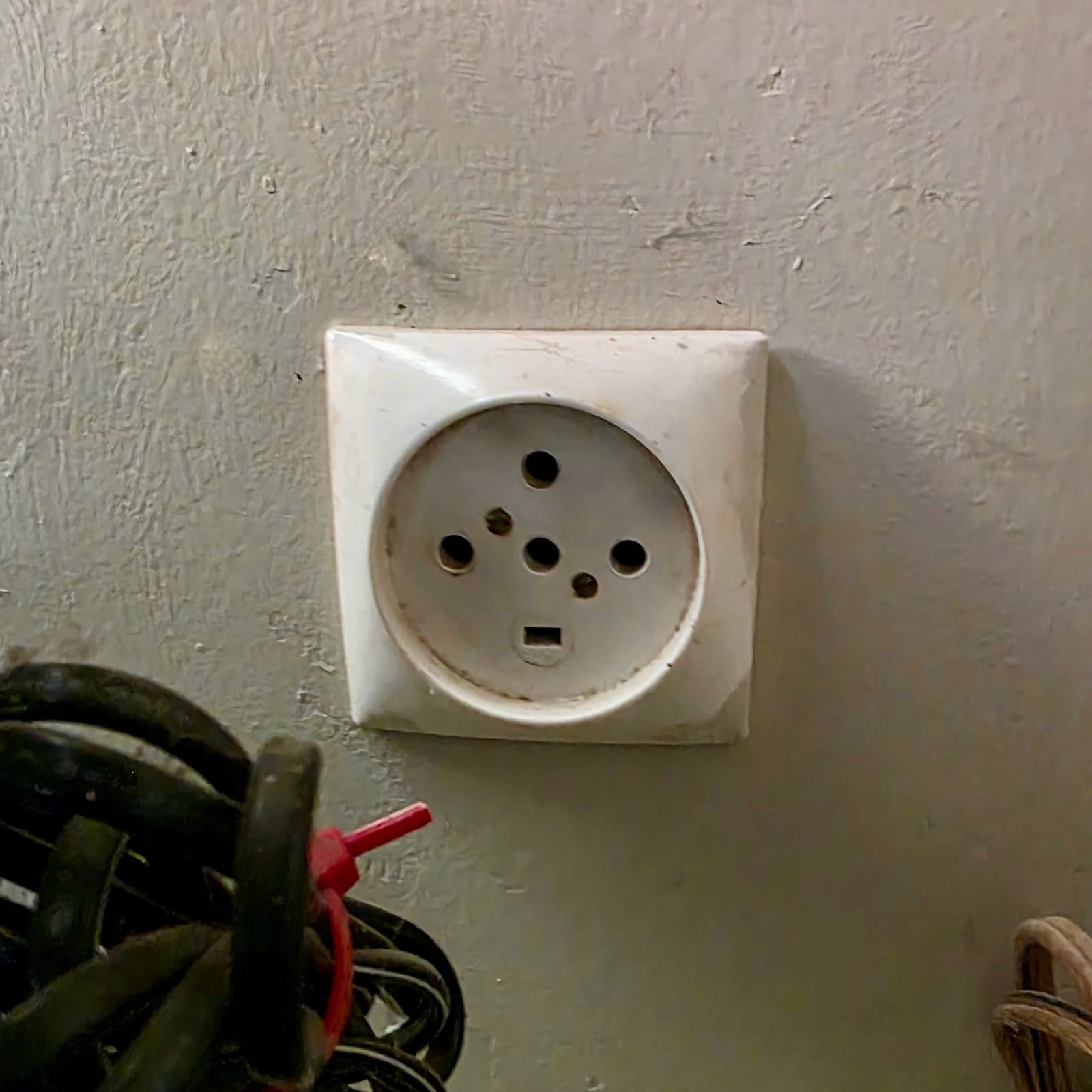 Prise triphasée — alimentation borne 22 kW IRVE