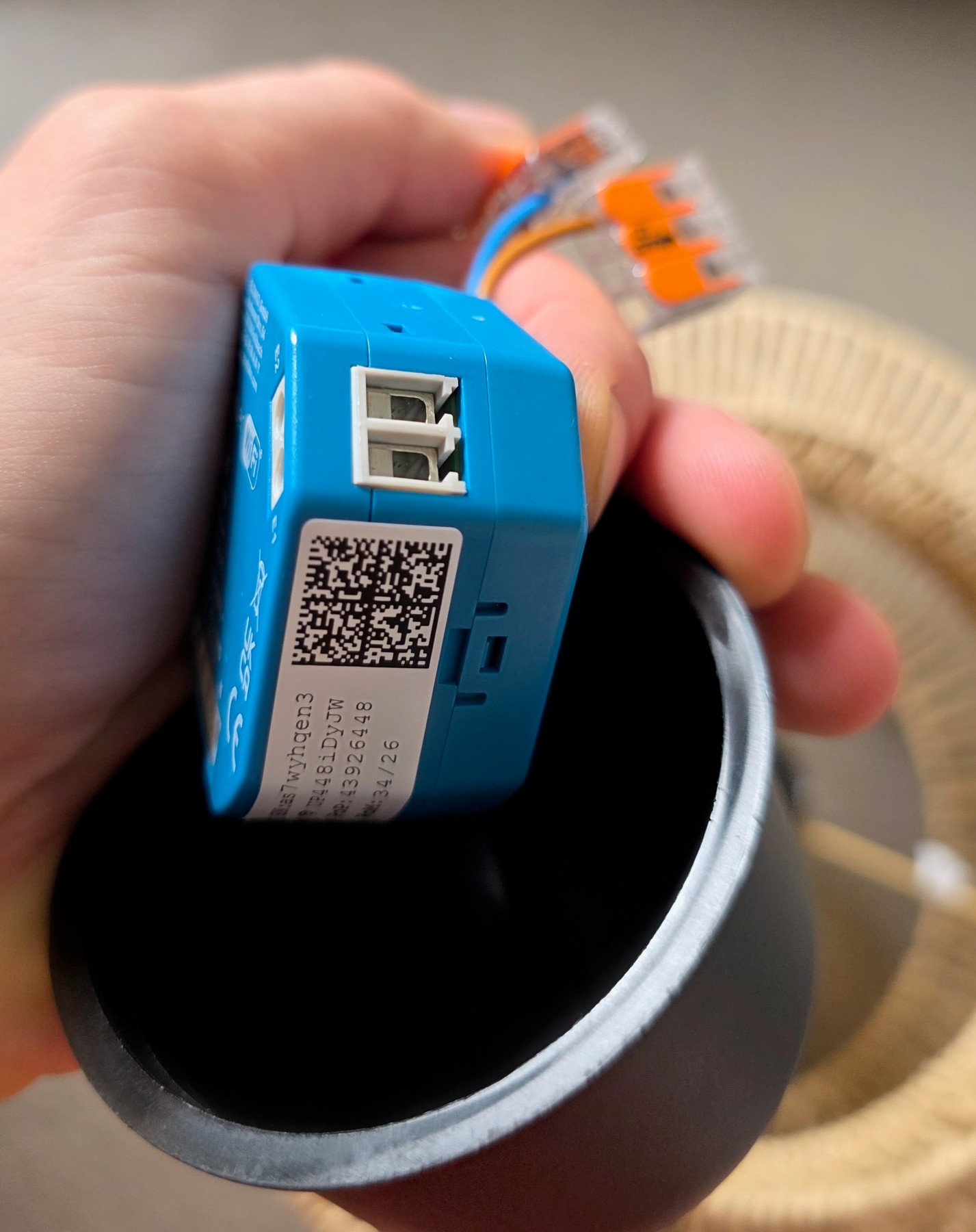 Profil latéral du micromodule Eltako montrant le QR code Matter et les bornes auxiliaires