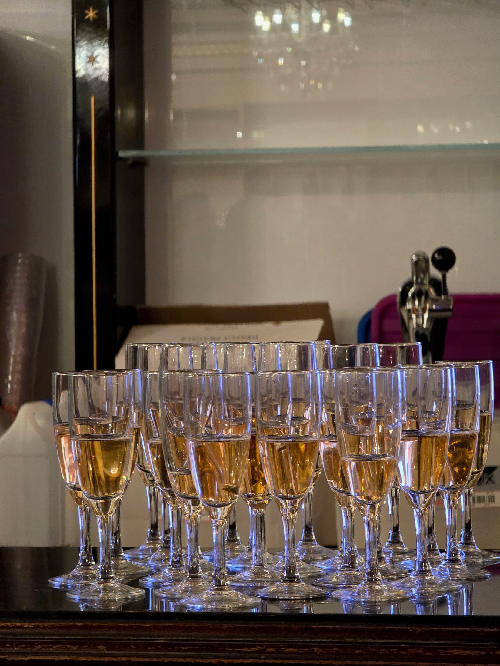 Pyramide de coupes de champagne lors du cocktail de la remise des diplômes à Paris