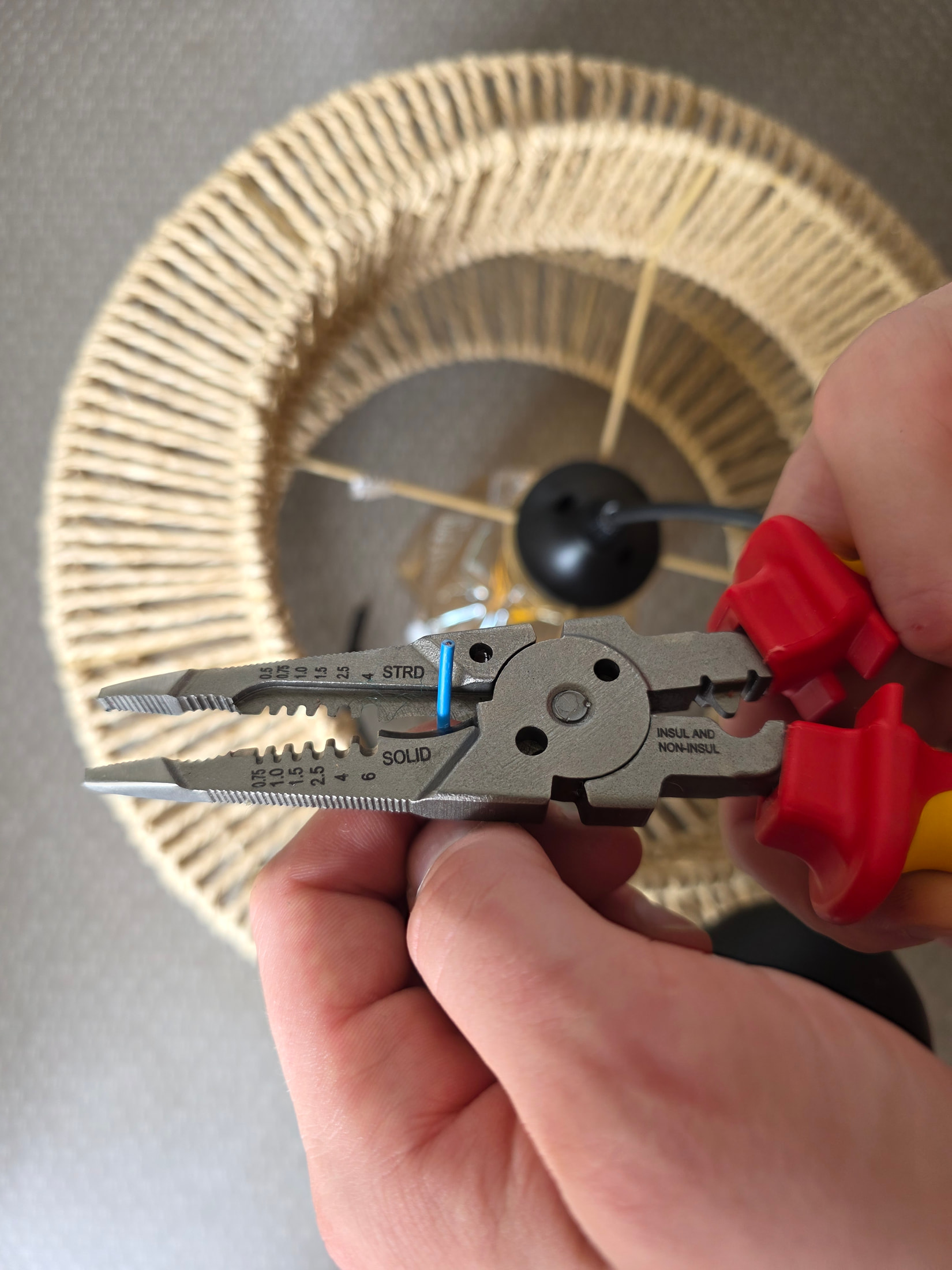 Retrait d’un tronçon d’isolant sur un conducteur en cuivre avec la pince C.K Tools