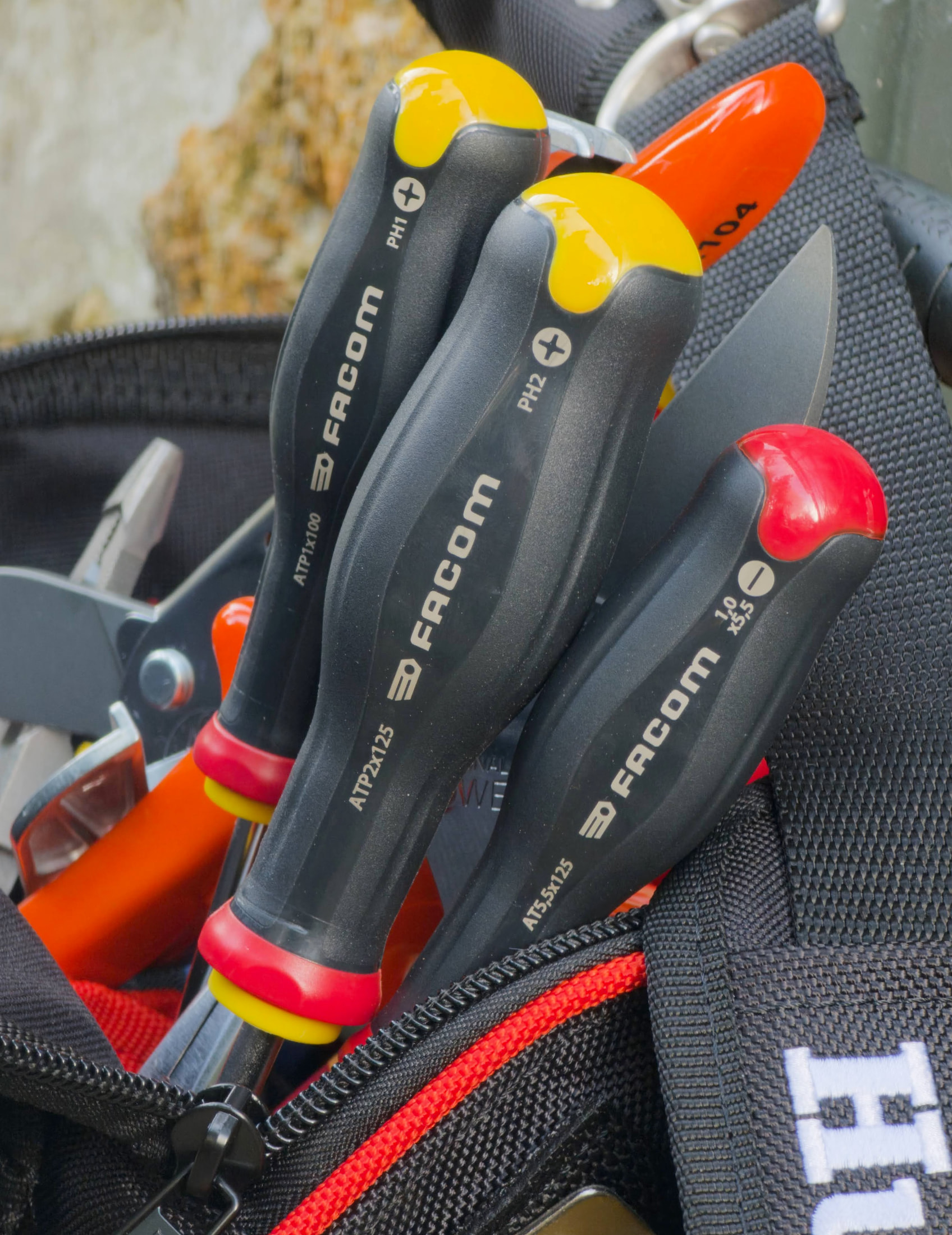 Sac Hultafors noir à fermeture rouge avec cutter et tournevis