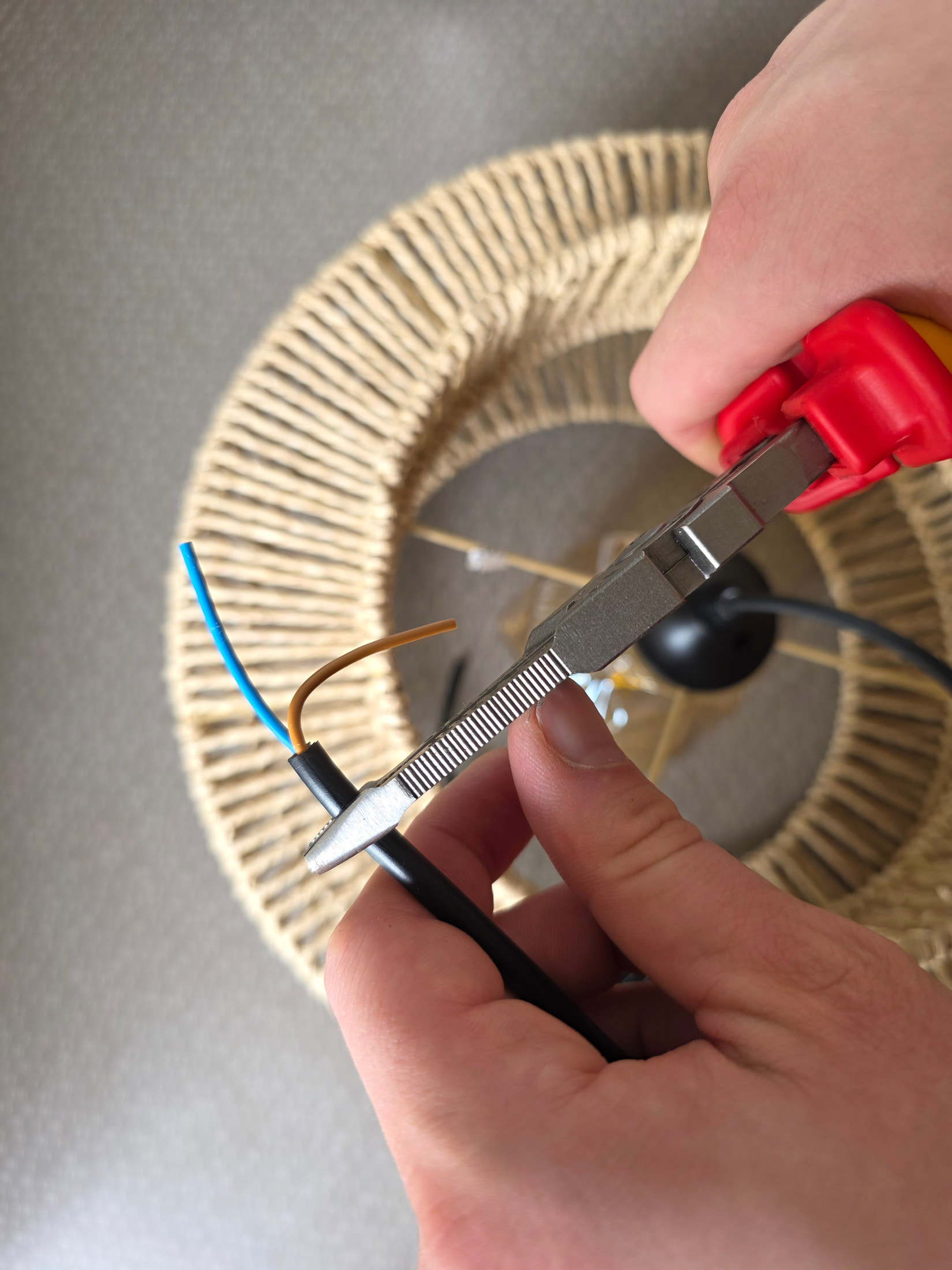 Coupe nette d’un fil électrique avec le tranchant de la pince multifonction C.K Tools