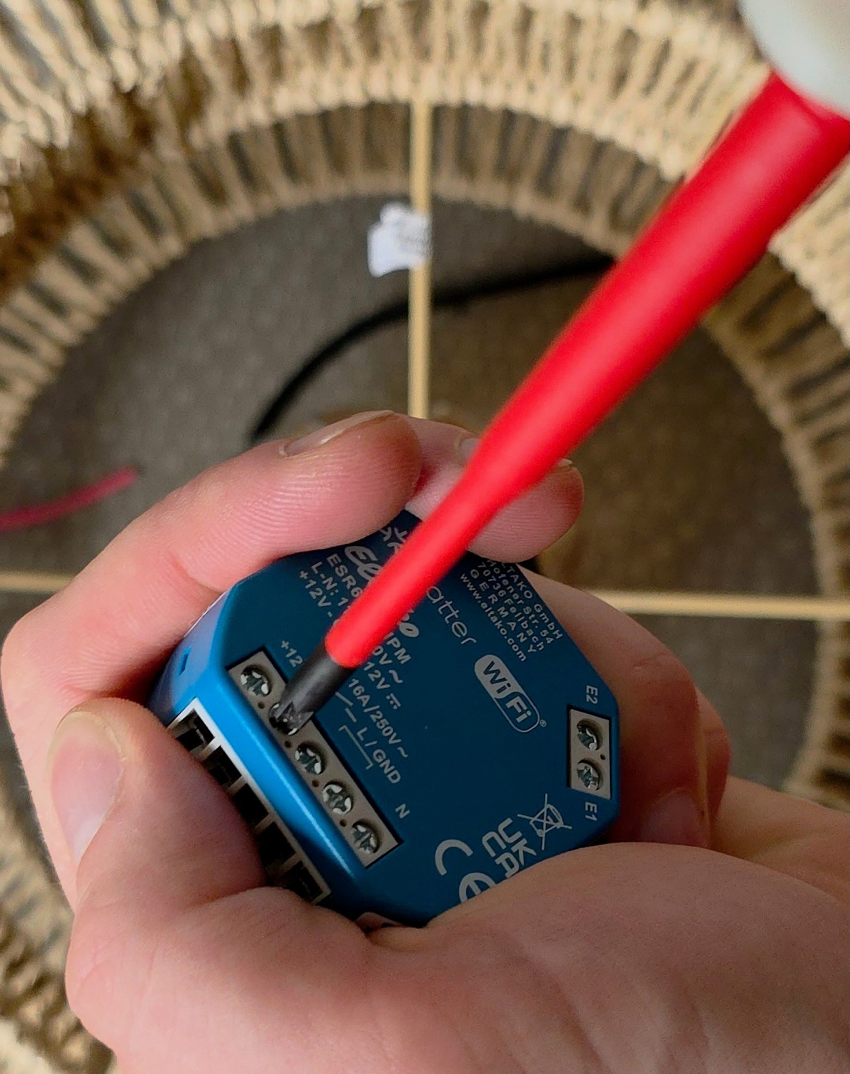 Tournevis C.K Tools Dextro isolé actionnant la vis de serrage du micromodule Eltako