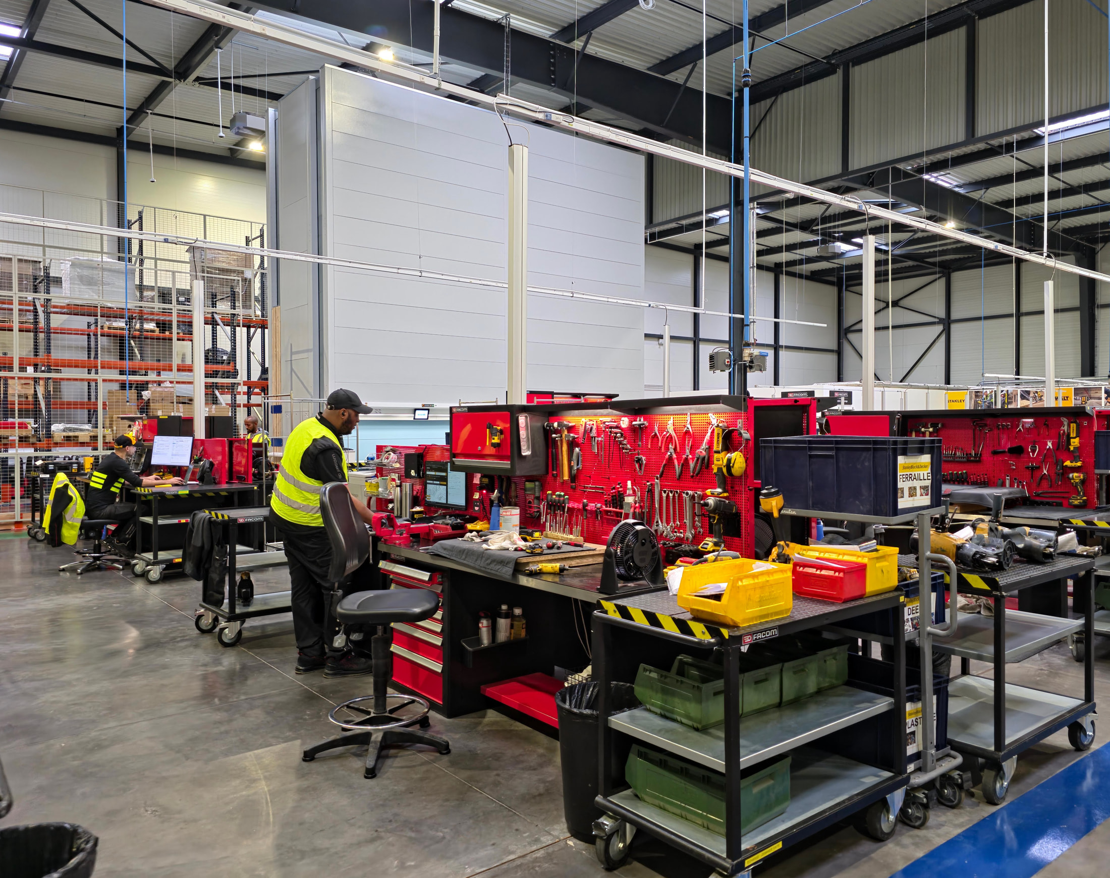 Atelier du site Stanley Black et Decker de Champlan avec établis rouges