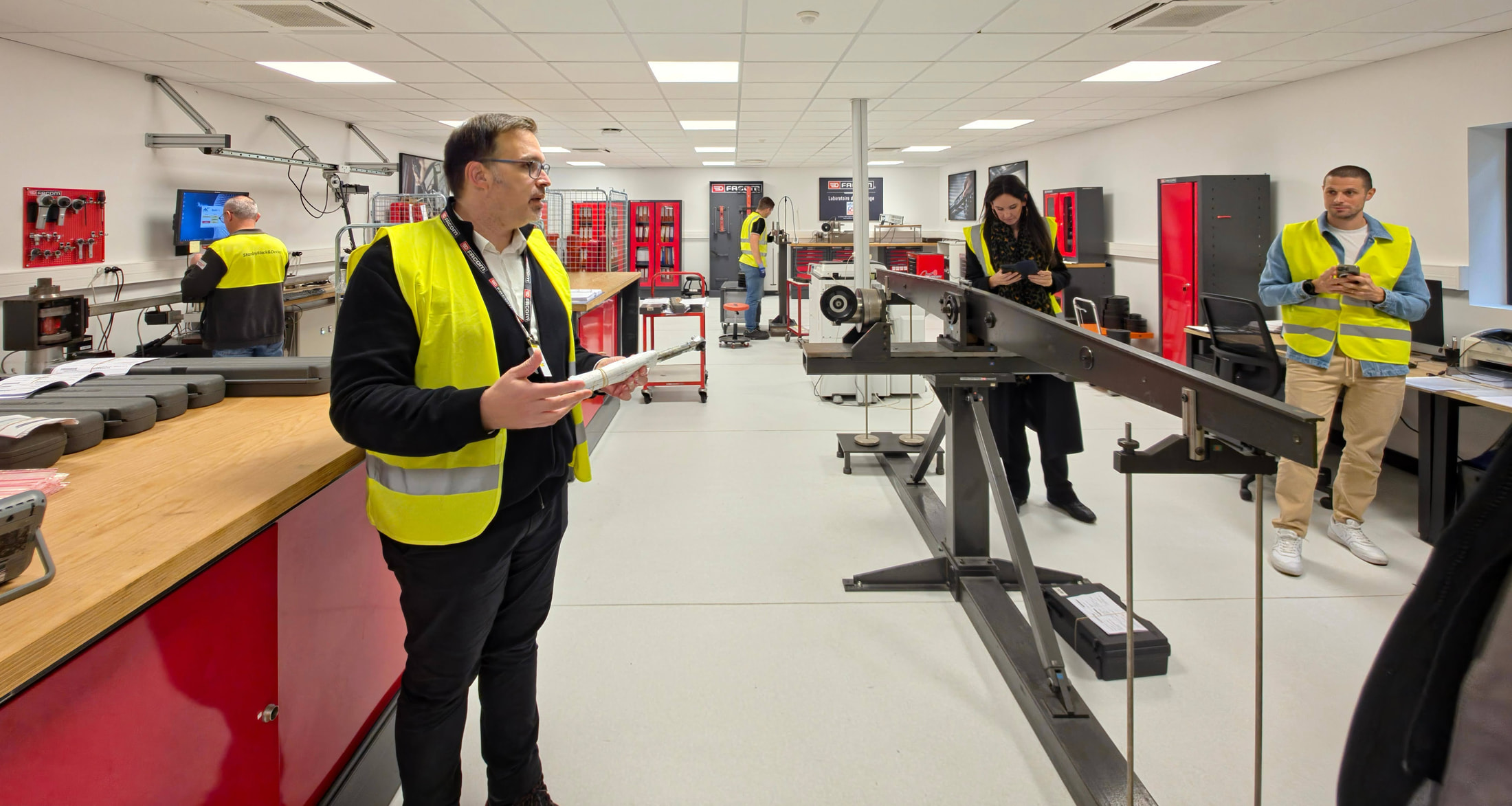Groupe de visite dans l’atelier du site de Champlan