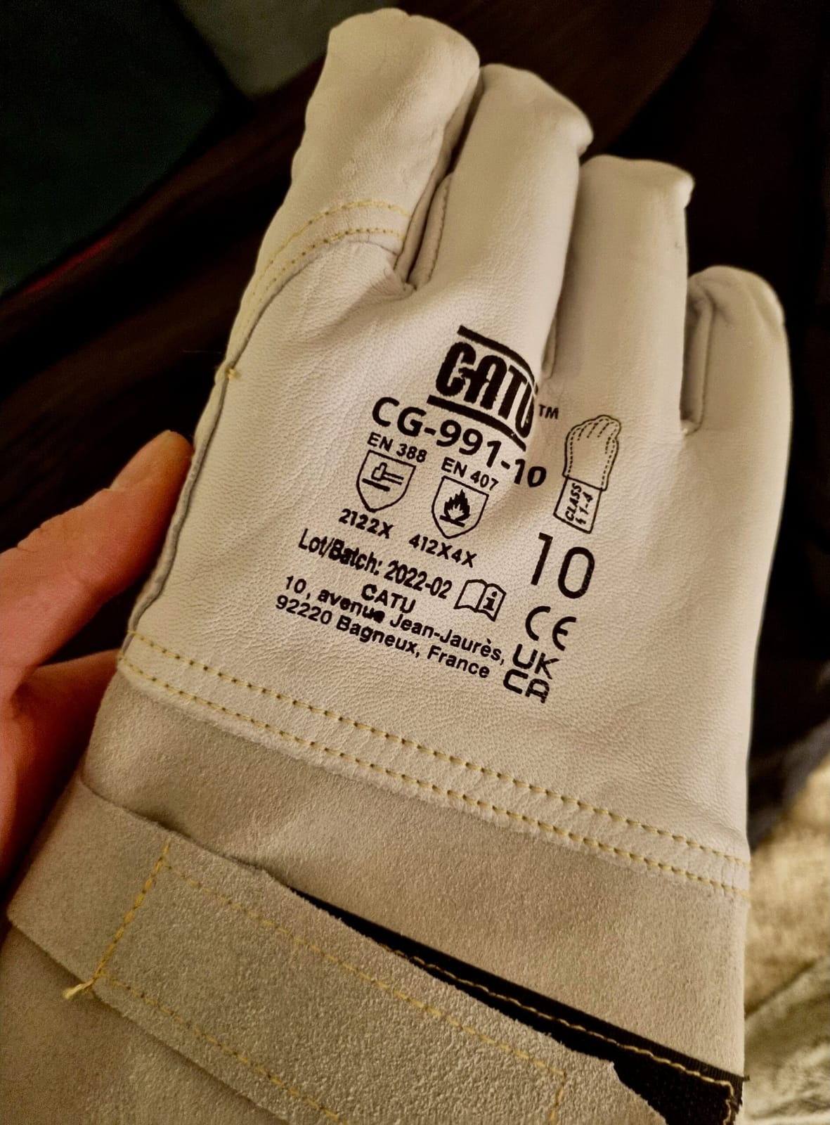 Surgants en cuir Catu posés à côté de gants en caoutchouc isolants