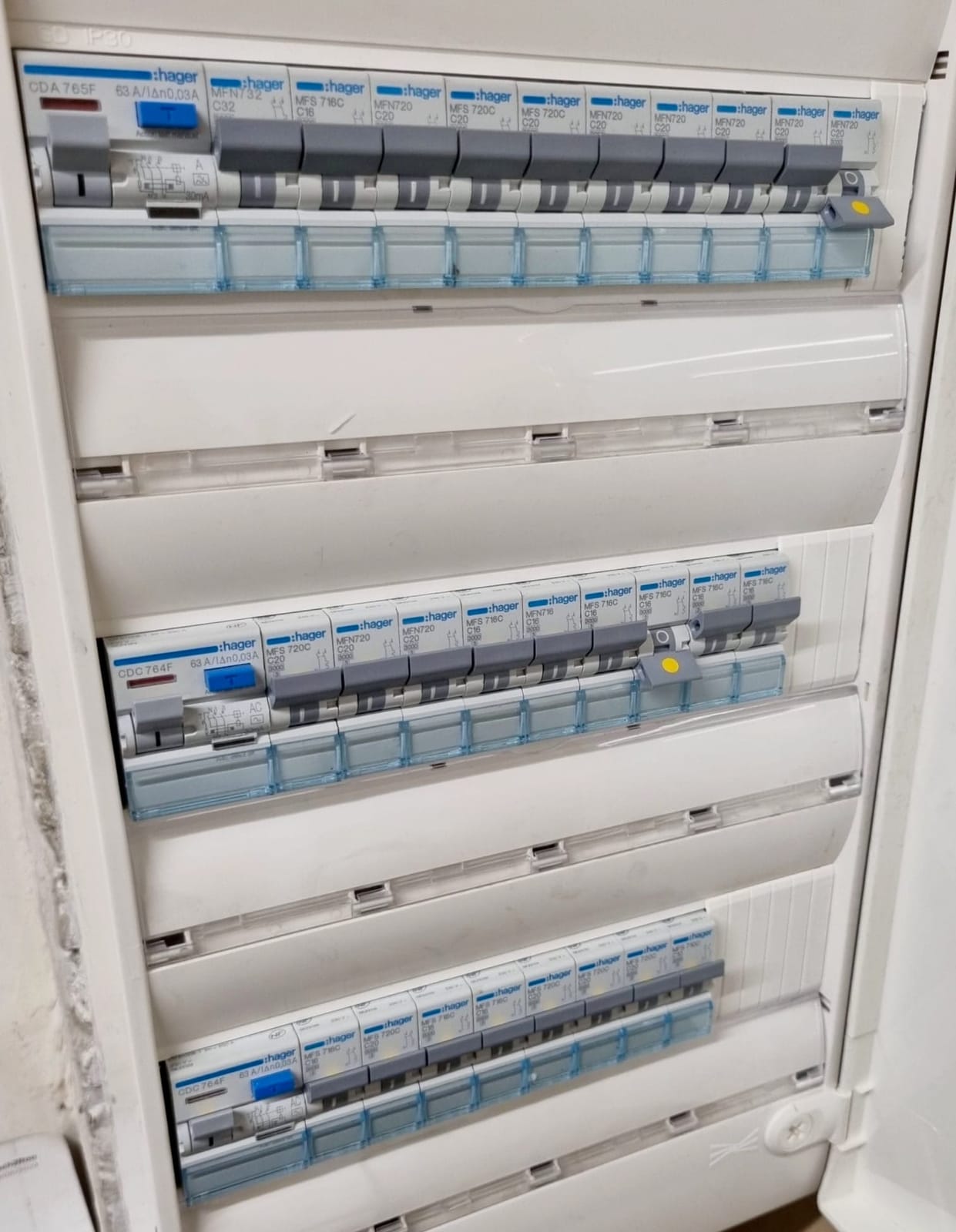 Tableau électrique Hager ouvert avec protections modulaires