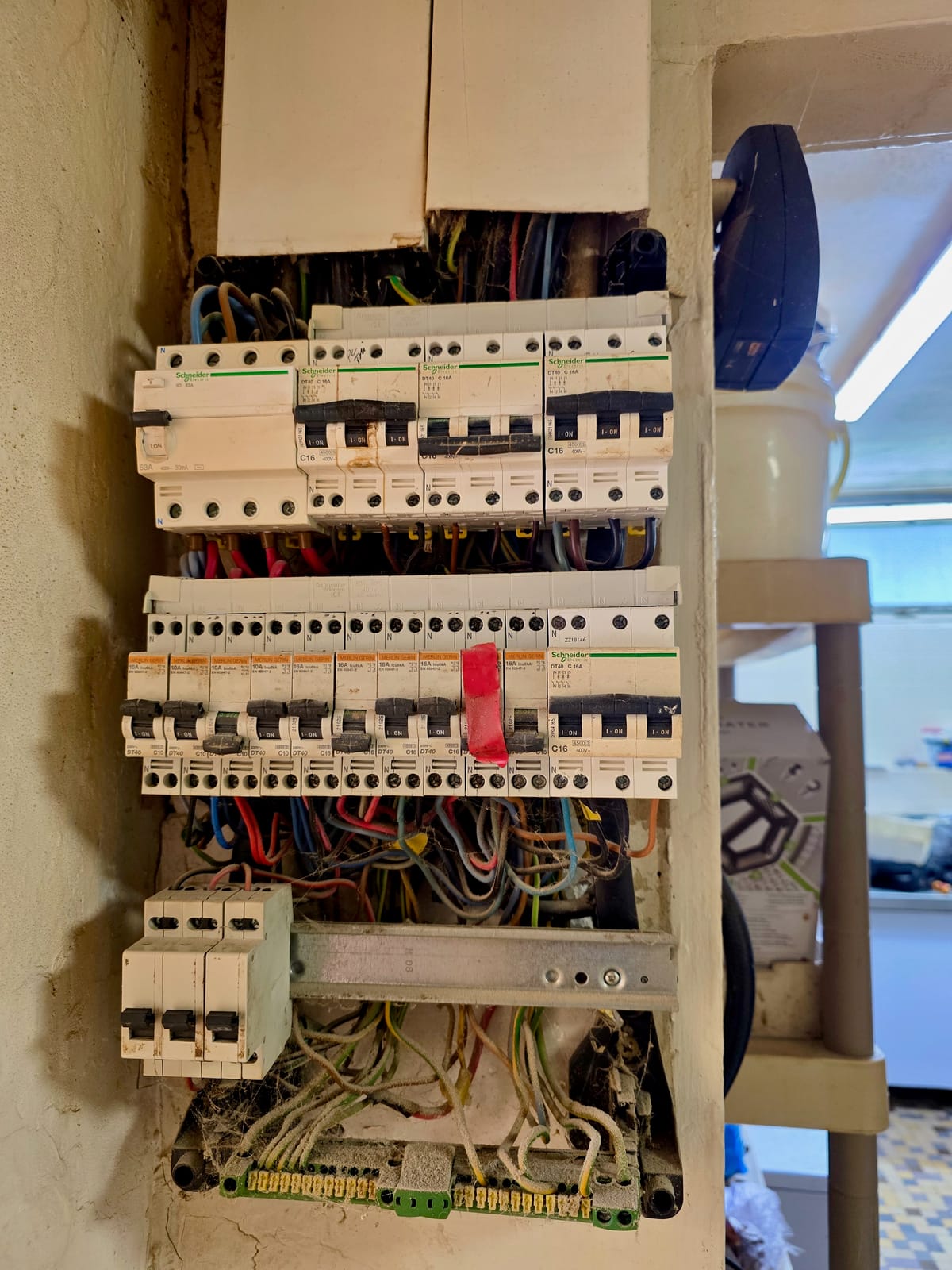 Tableau électrique triphasé ouvert dans une boulangerie