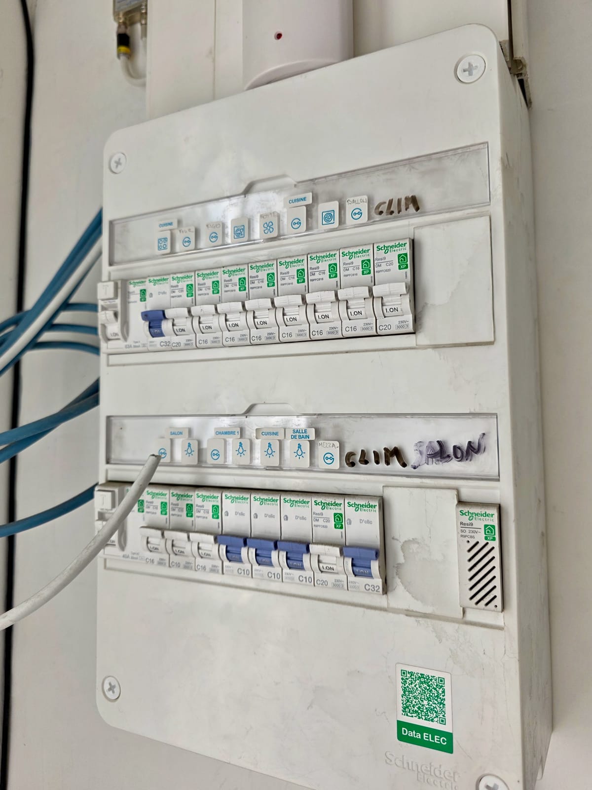 Coffret électrique Schneider fermé en vue extérieure avec câble auxiliaire