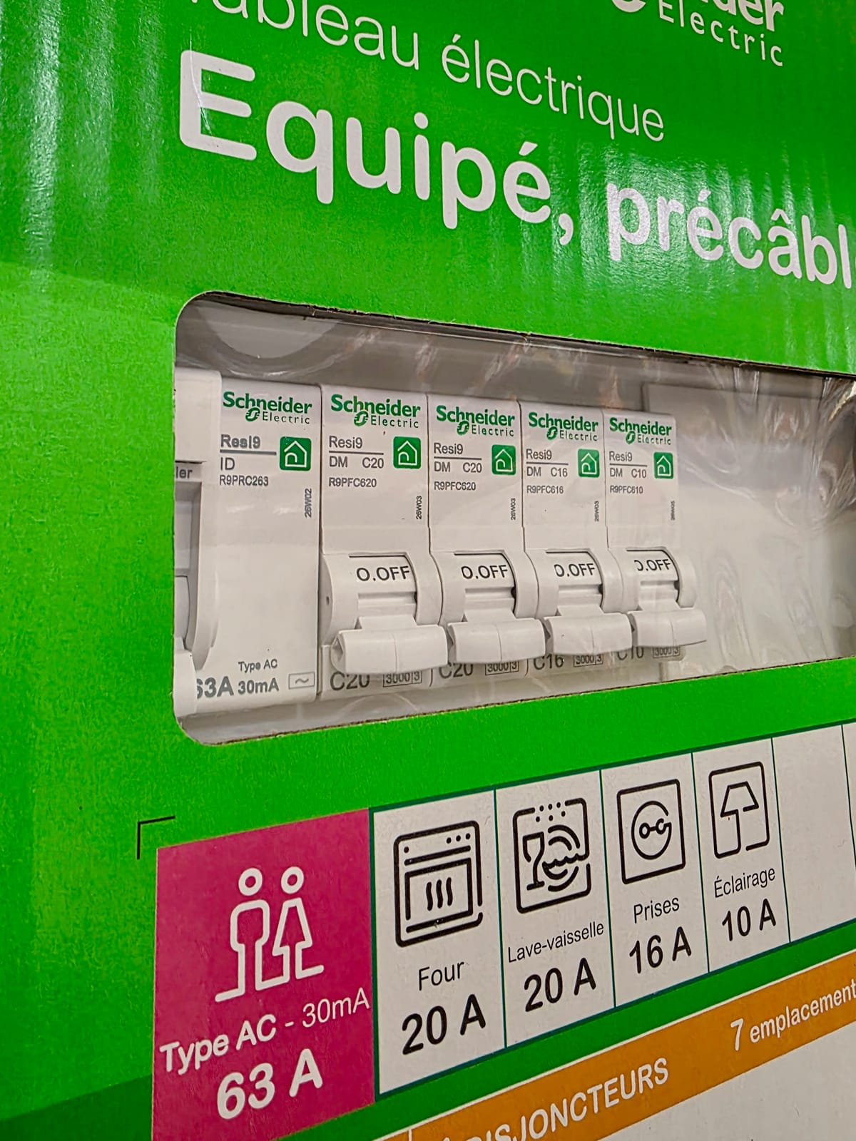 Tableau Schneider Resi9 précâblé vu en gros plan avec disjoncteurs et différentiel