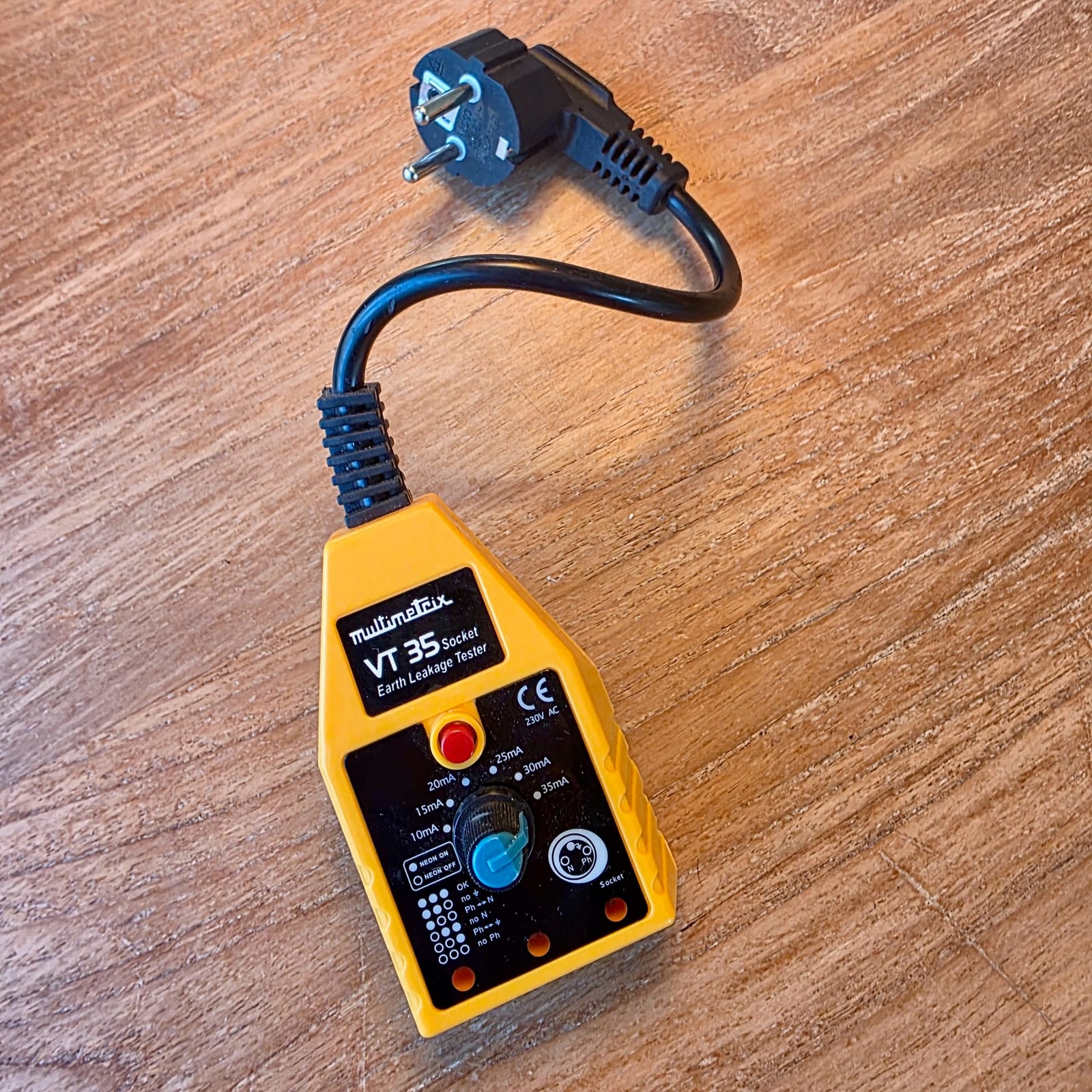 Testeur de prise Multimetrix VT35 avec ses indications de câblage