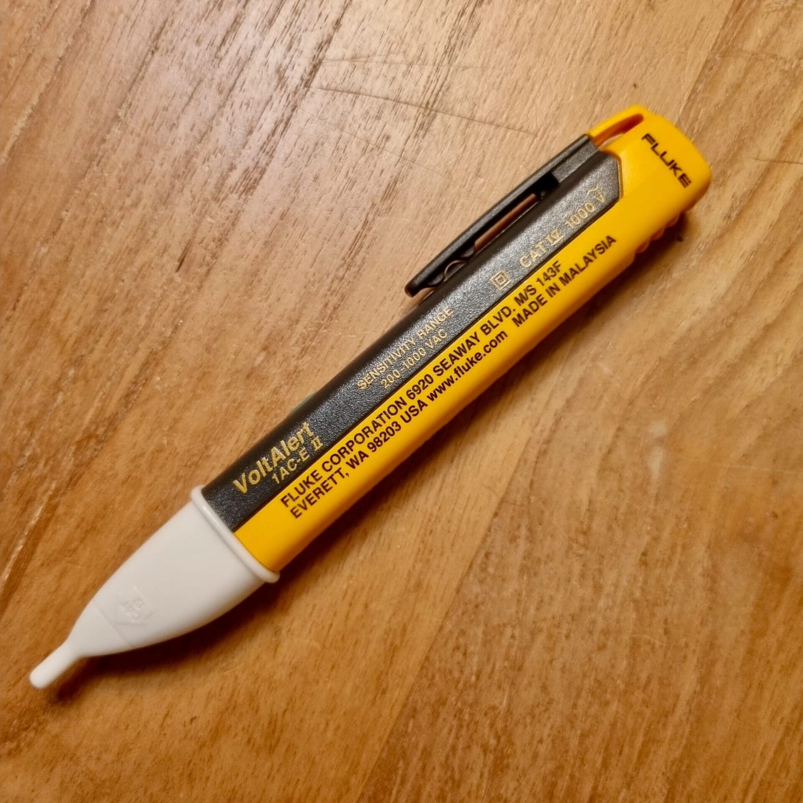 Testeur sans contact Fluke VoltAlert 2 en main