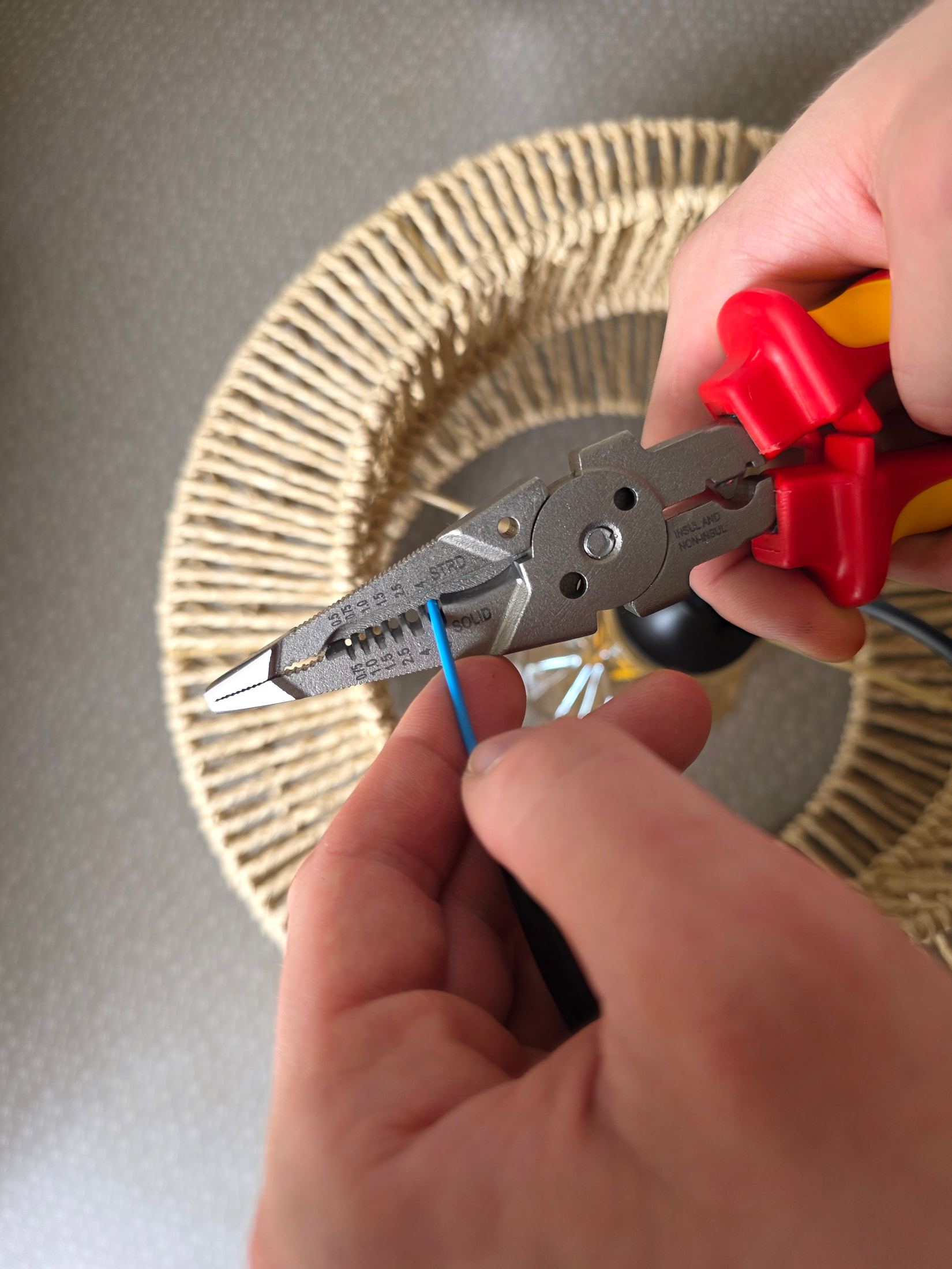 Vue supérieure de la tête d’une pince multifonction C.K Tools montrant les tranchants