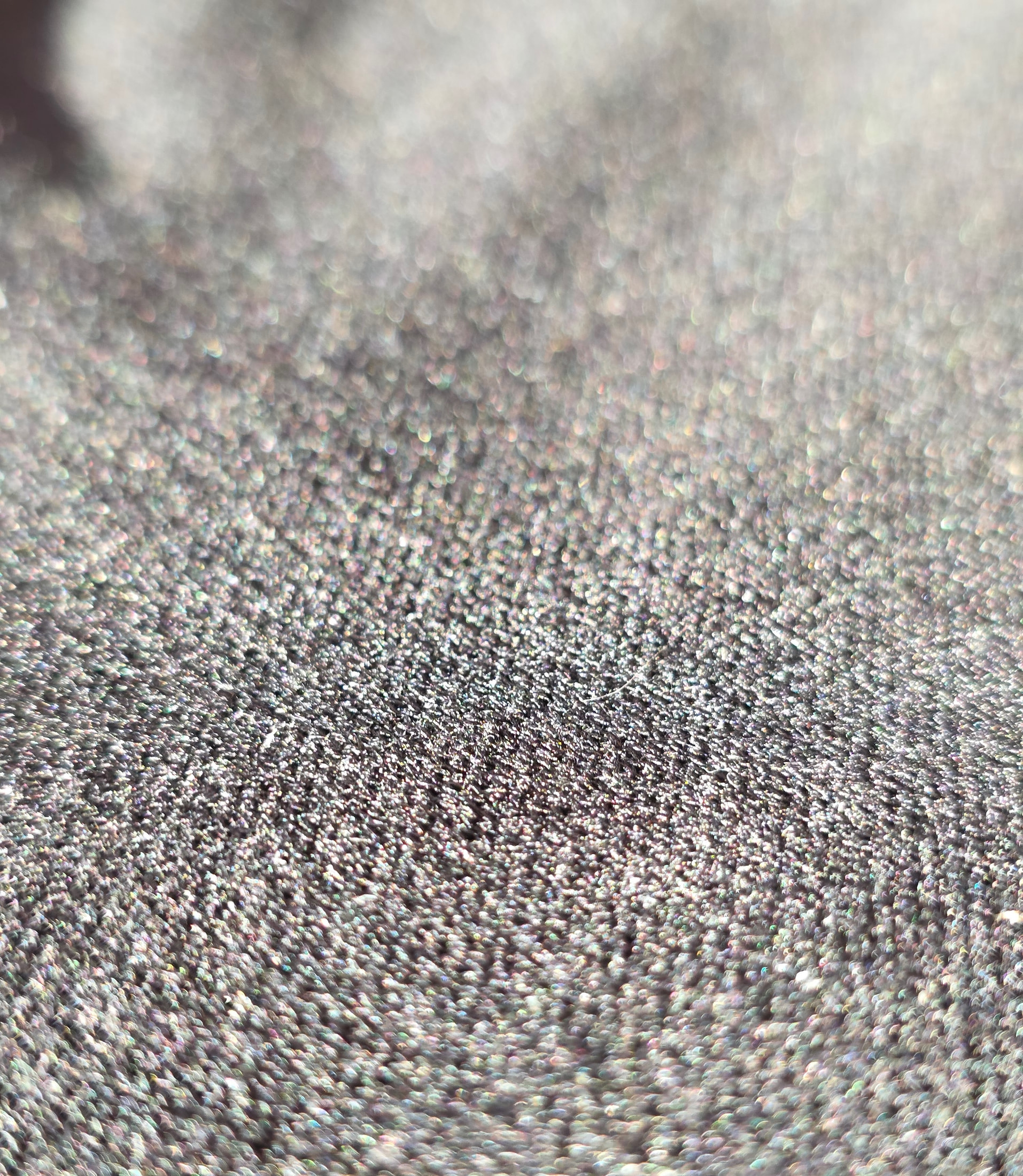 Macro de la texture gris-noir d’un tissu Ilkott