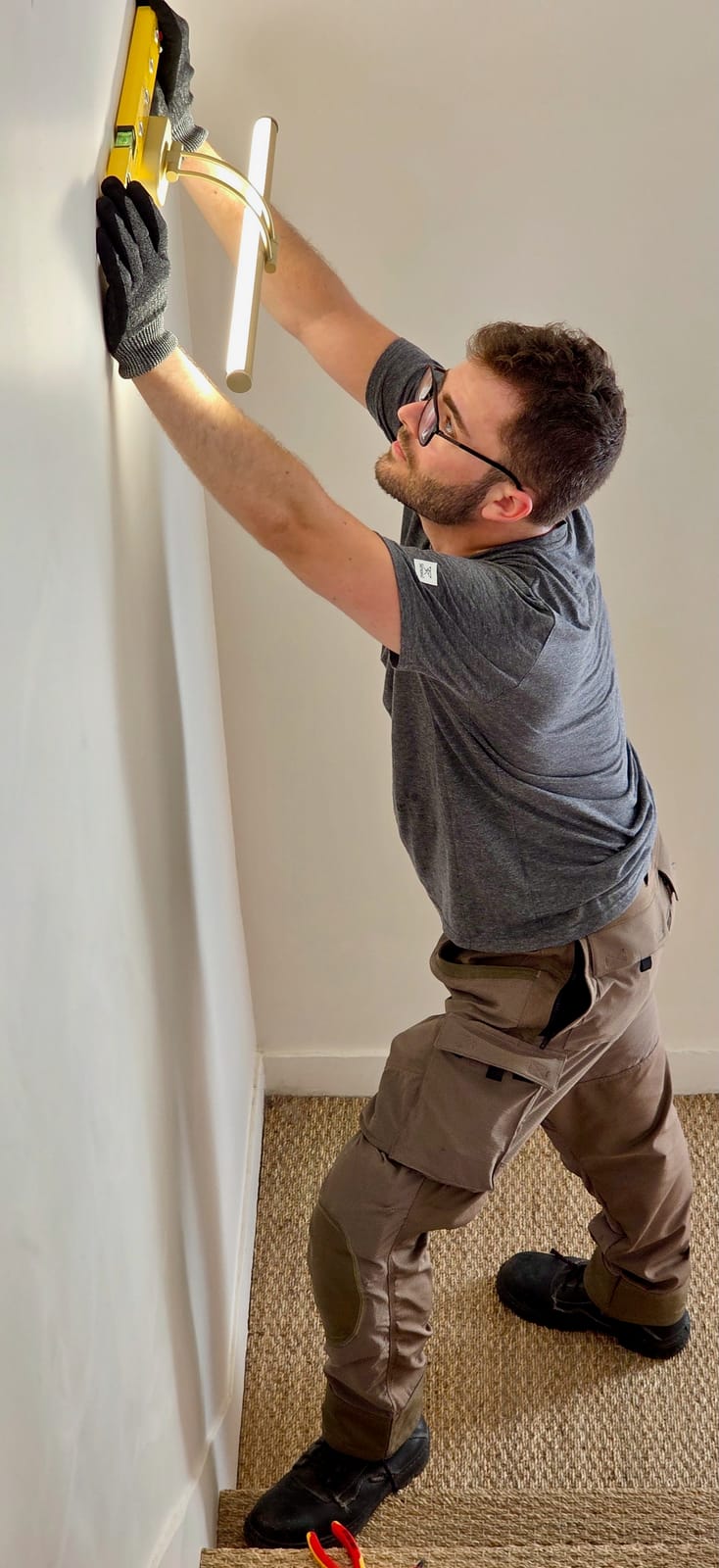 Ajustement d'un luminaire au niveau Stabila en intérieur avec le pantalon Ilkott