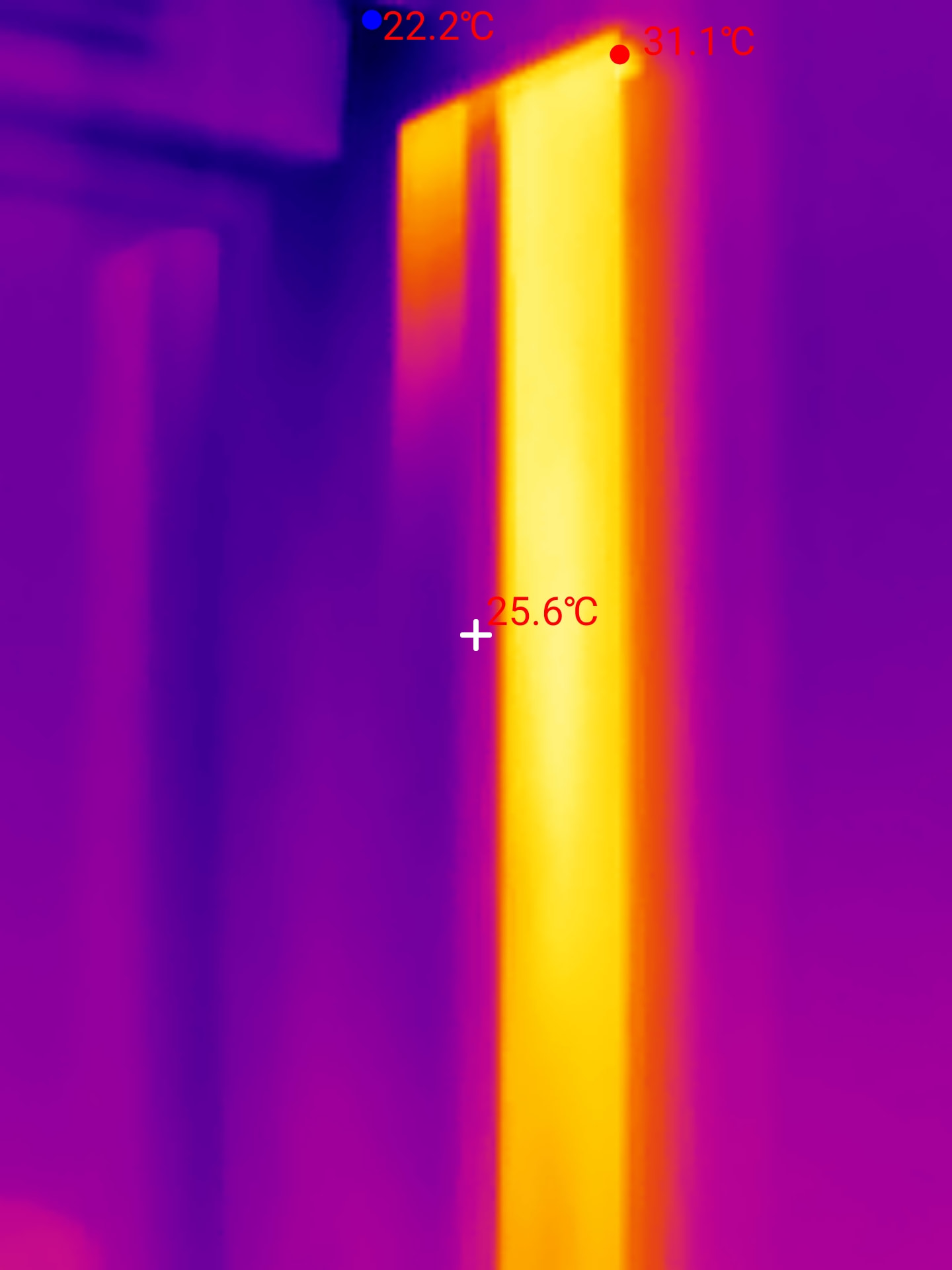 Termograma de un radiador cuya parte superior está caliente y la inferior fría