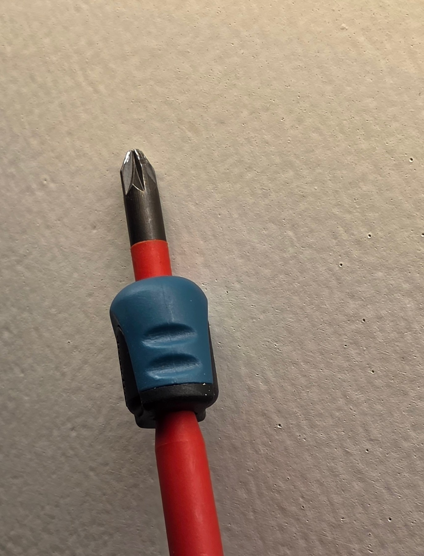 Vue rapprochée du tournevis isolé C.K Tools Dextro équipé de la bague magnétique Makita Mag Boost