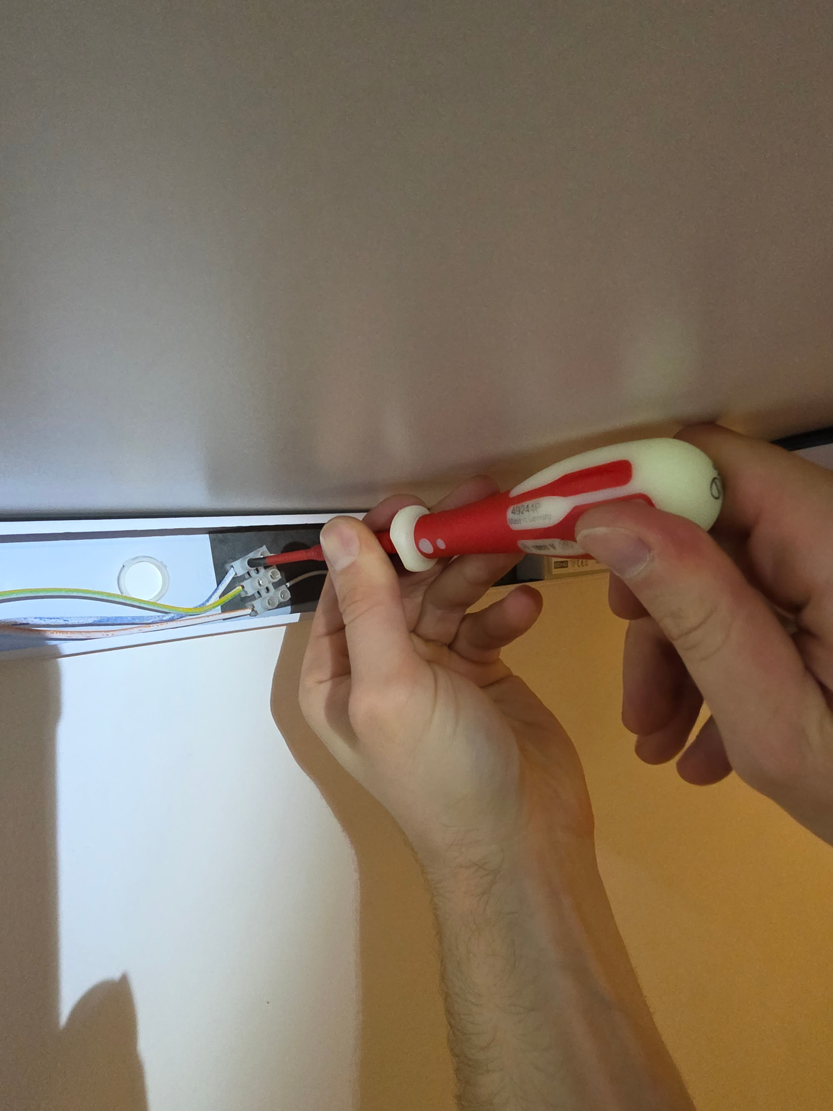 Tournevis isolé C.K Tools Dextro VDE avec manchon porte-vis posé sur un établi en bois