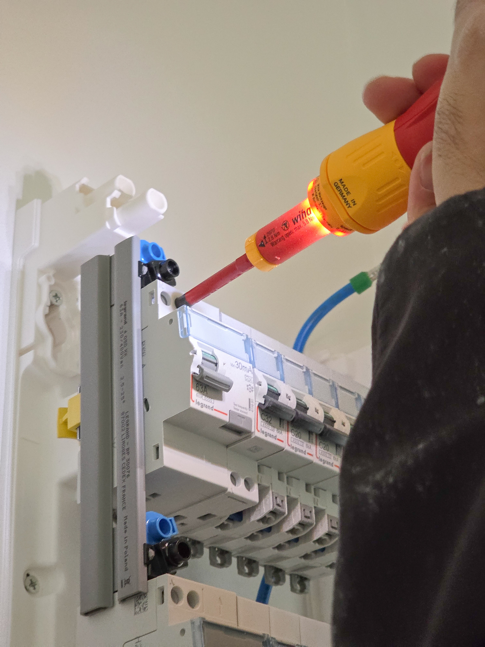 Tournevis Wiha speedE II en action sur des protections modulaires dans un tableau électrique