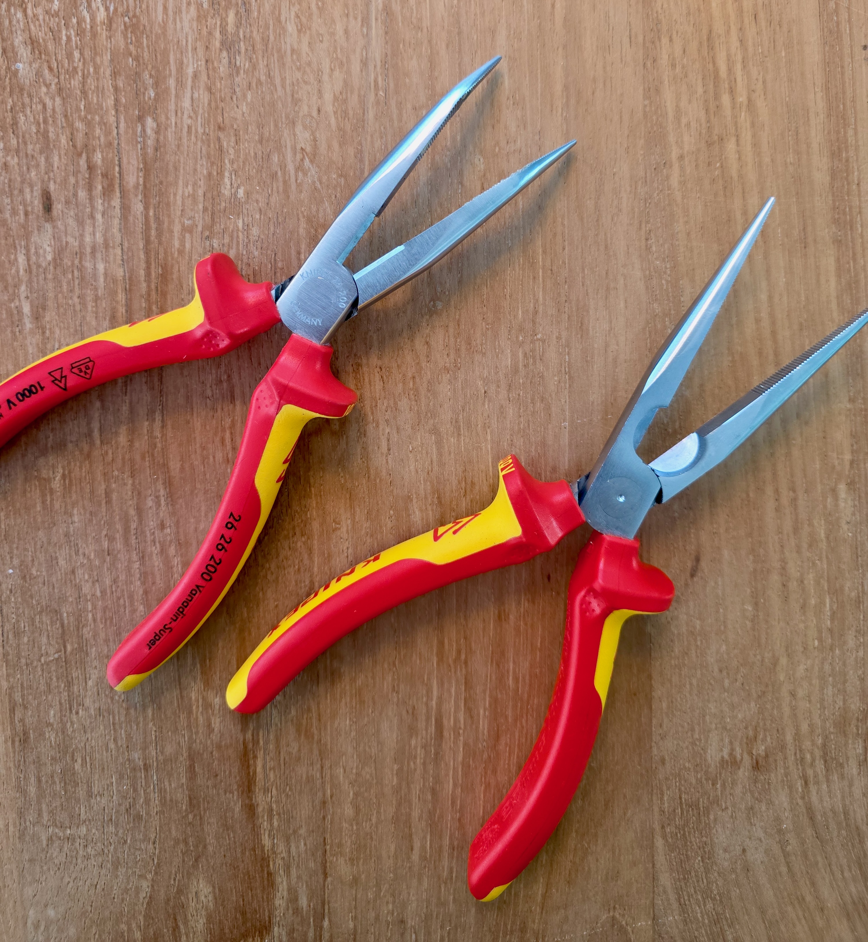Set de deux pinces à bec Knipex 200 mm VDE dont une avec partie coupante