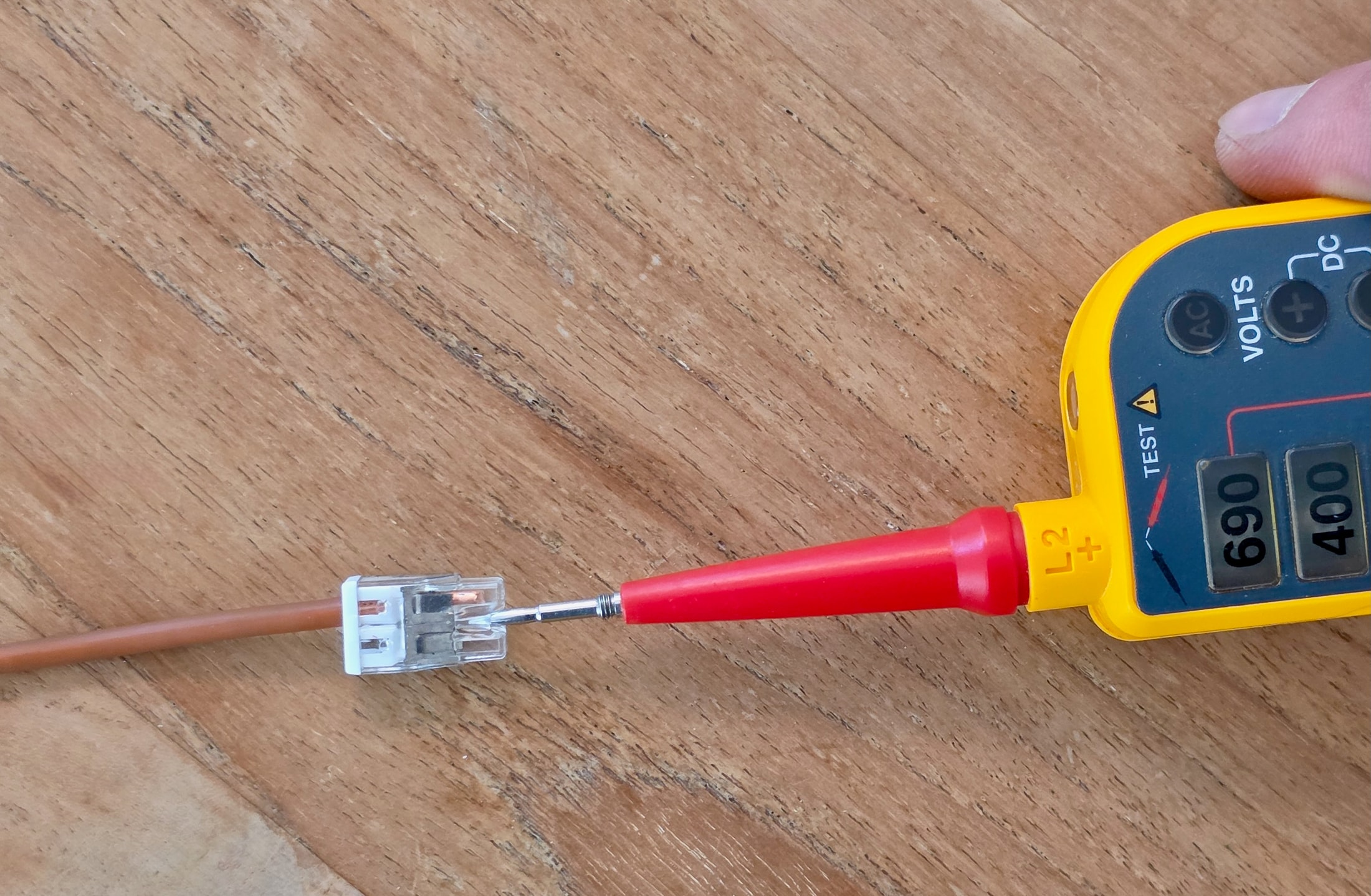 Wago 2273 à enfoncement direct avec la pointe d'un testeur insérée dans le trou de test
