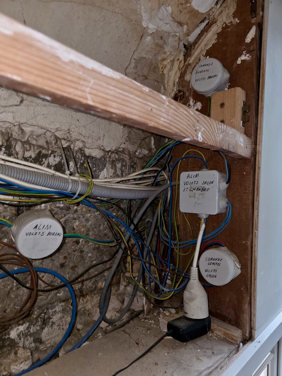 Vieille armoire électrique poussiéreuse avec boîtes de dérivation et fils