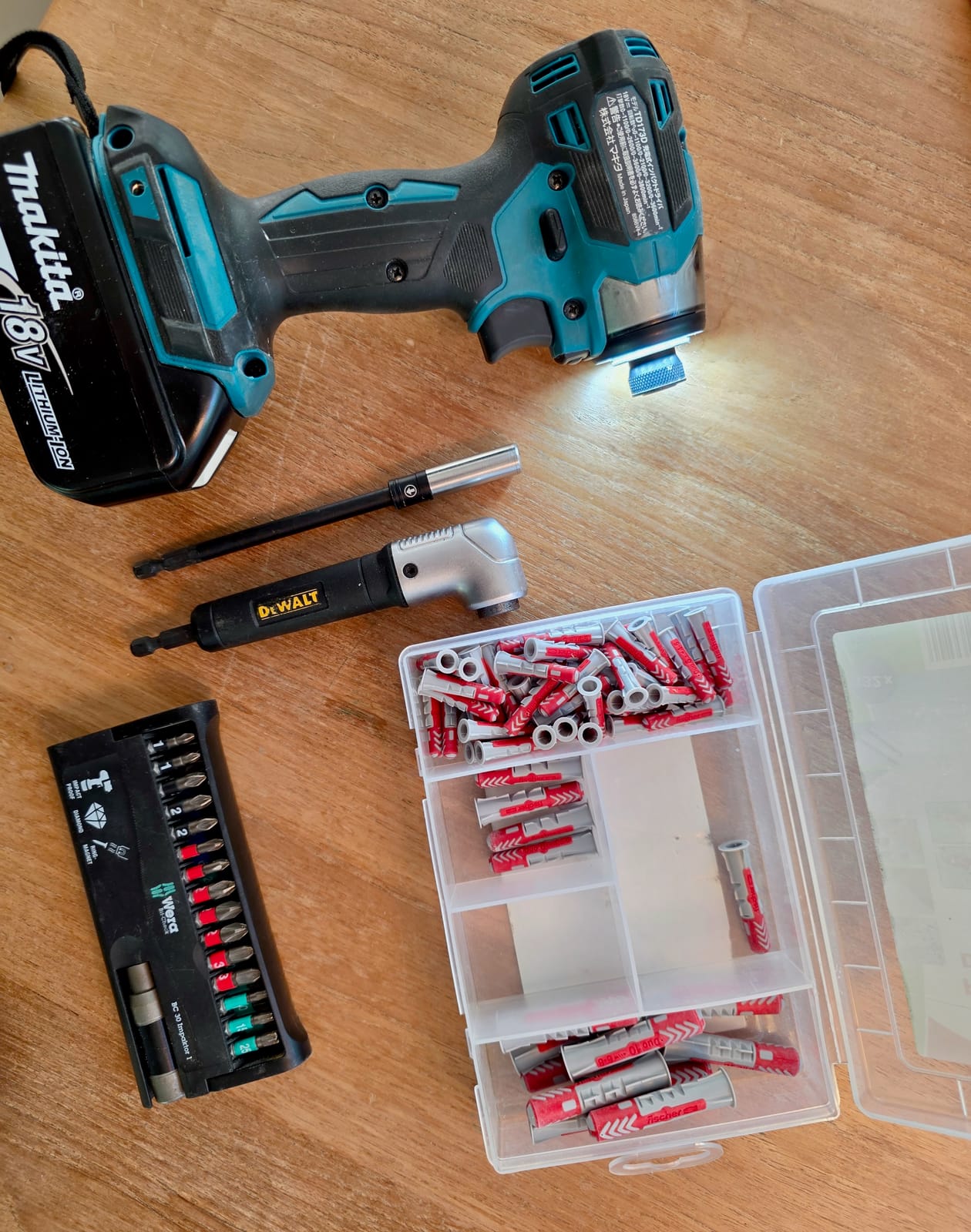 Visseuse à chocs Makita avec embouts et chevilles sur une table