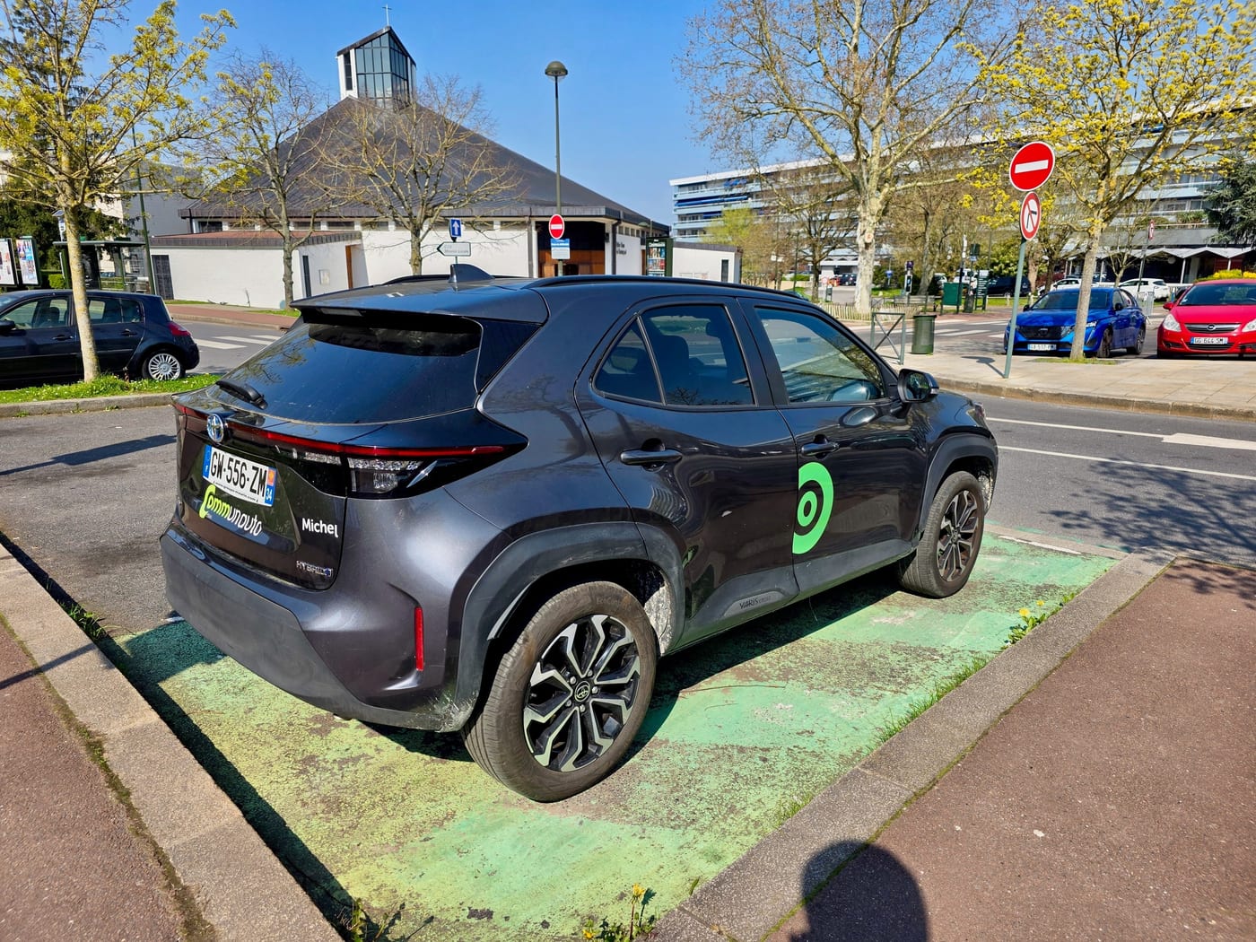 Voiture électrique Communauto sur sa place réservée — La Celle-Saint-Cloud
