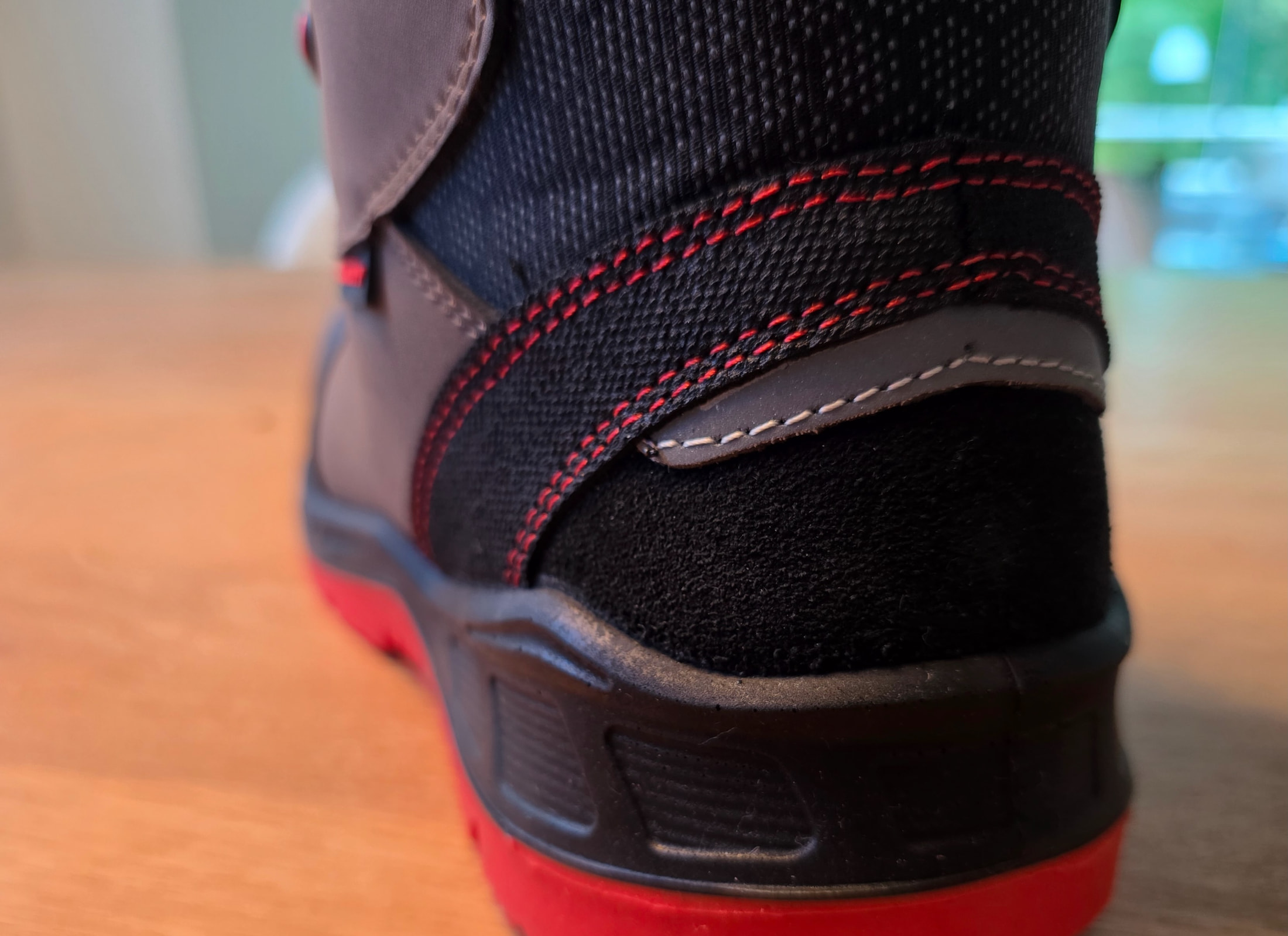 Vue arrière de la chaussure Ilkott Mid modèle G, semelle rouge et surcoutures rouges