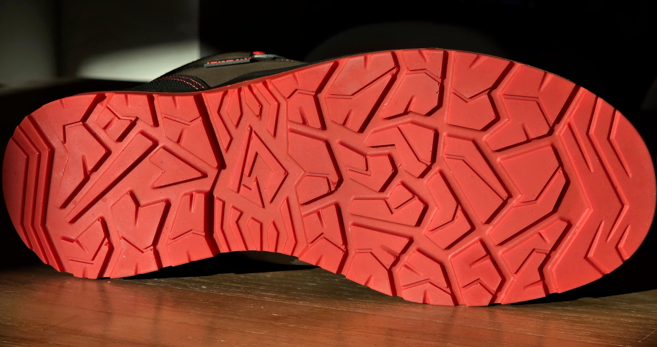 Dessous de la semelle rouge de la chaussure Ilkott Mid G avec crampons géométriques