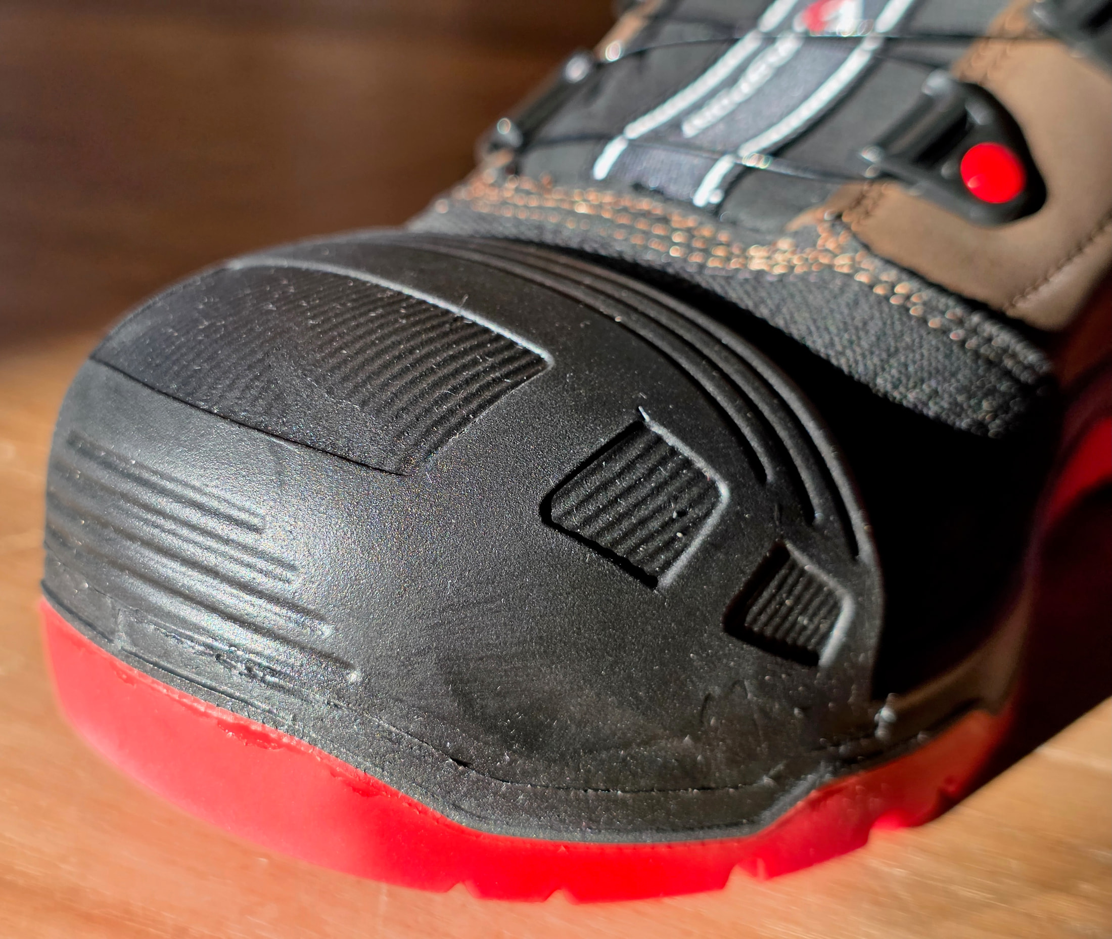 Vue de face de l’embout de protection de la chaussure Ilkott Mid G, texture caoutchouc noir