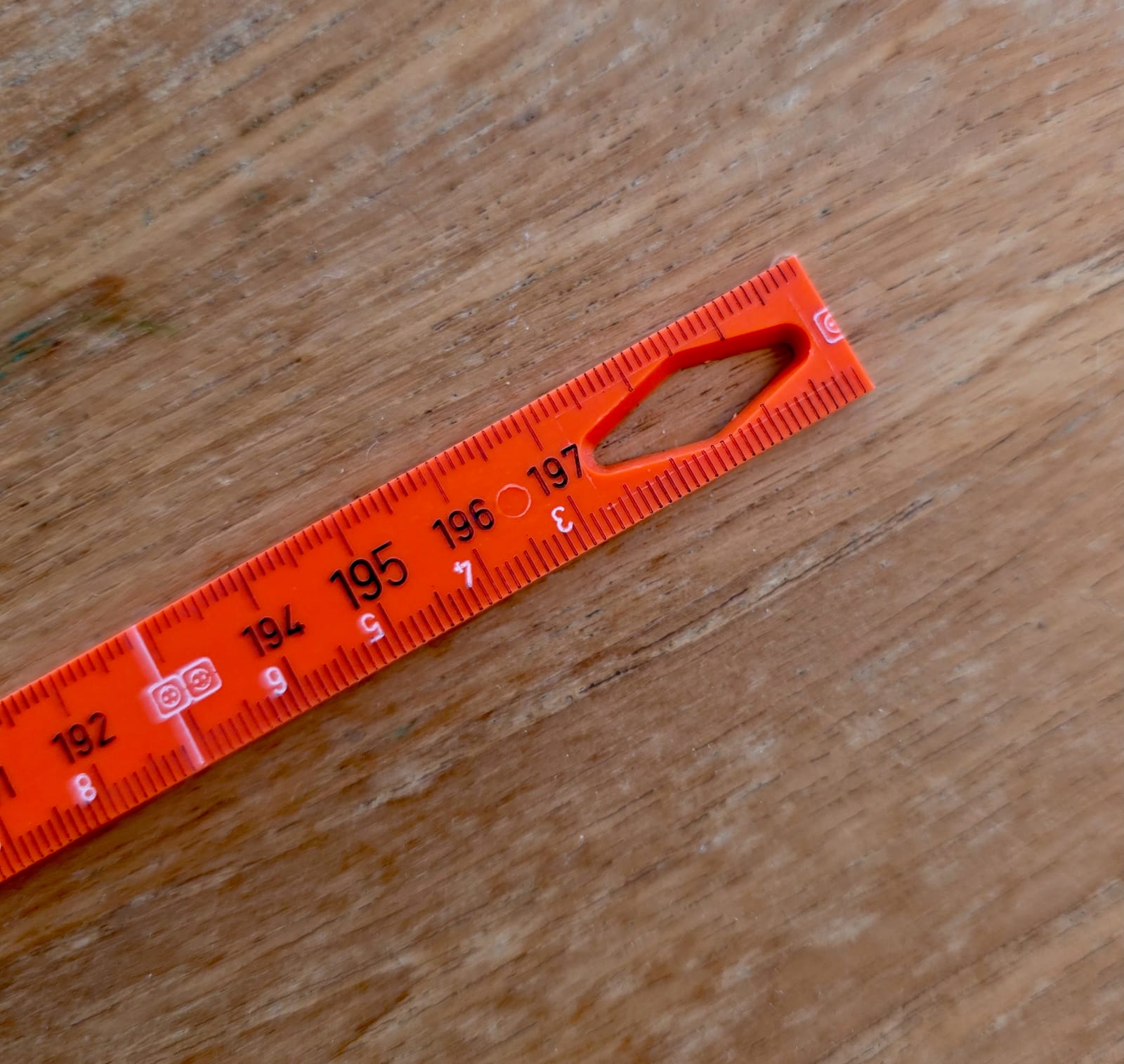Gros plan sur le trou tire-fil du mètre rigide Wiha VDE 1000V