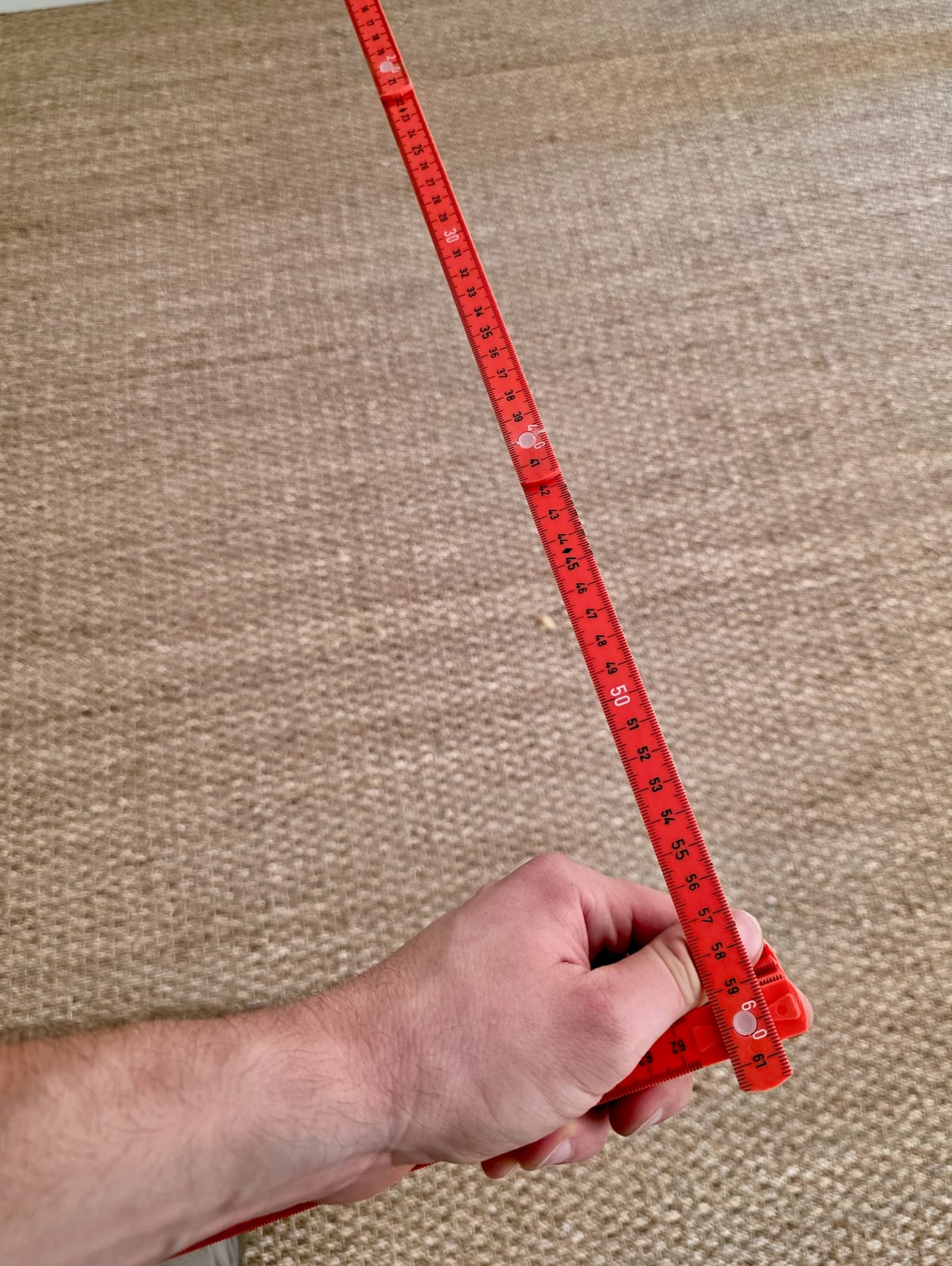 Mètre pliant Wiha Longlife Elektric rouge déplié et tenu à la main