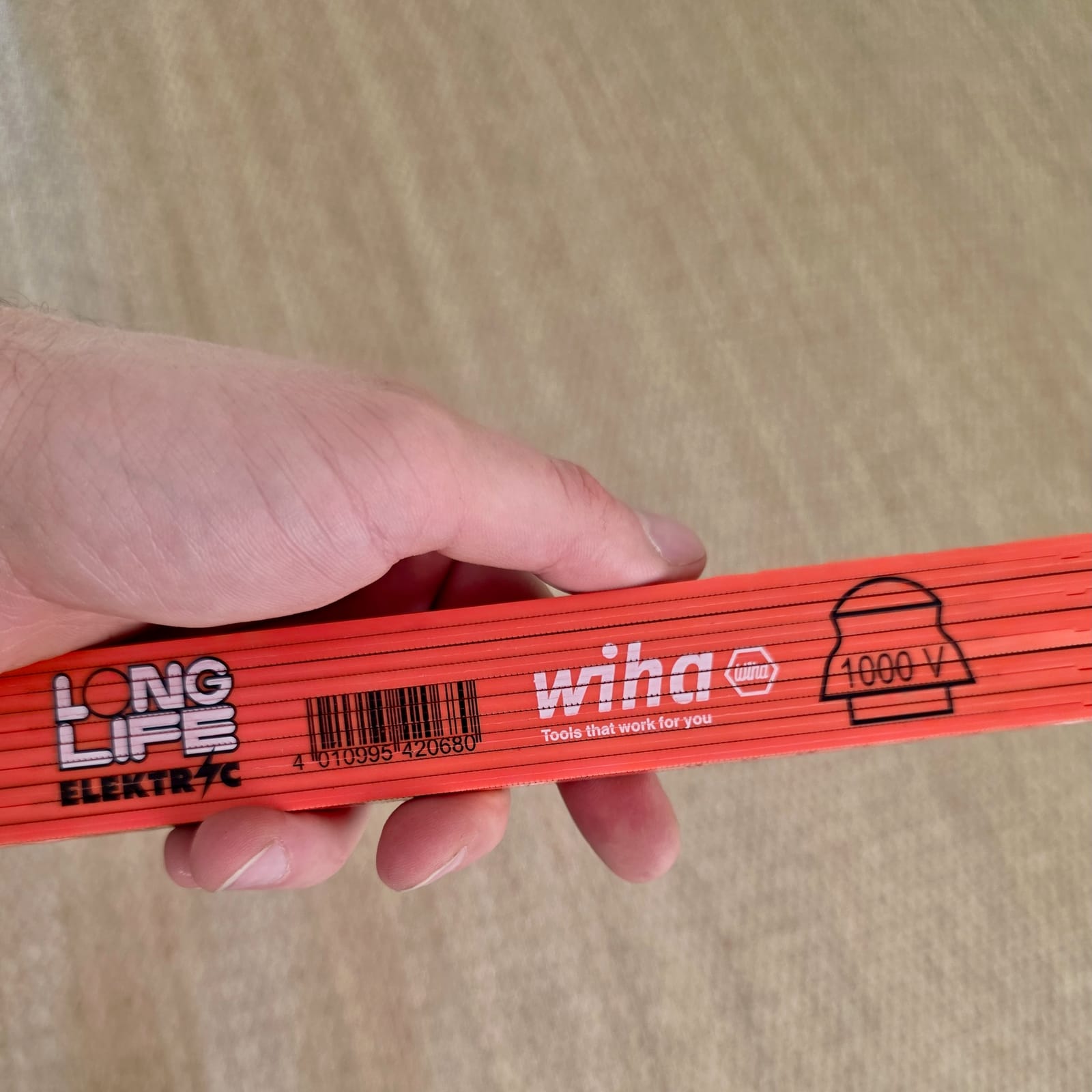 Mètre rigide Wiha VDE 1000V replié, tenu en main