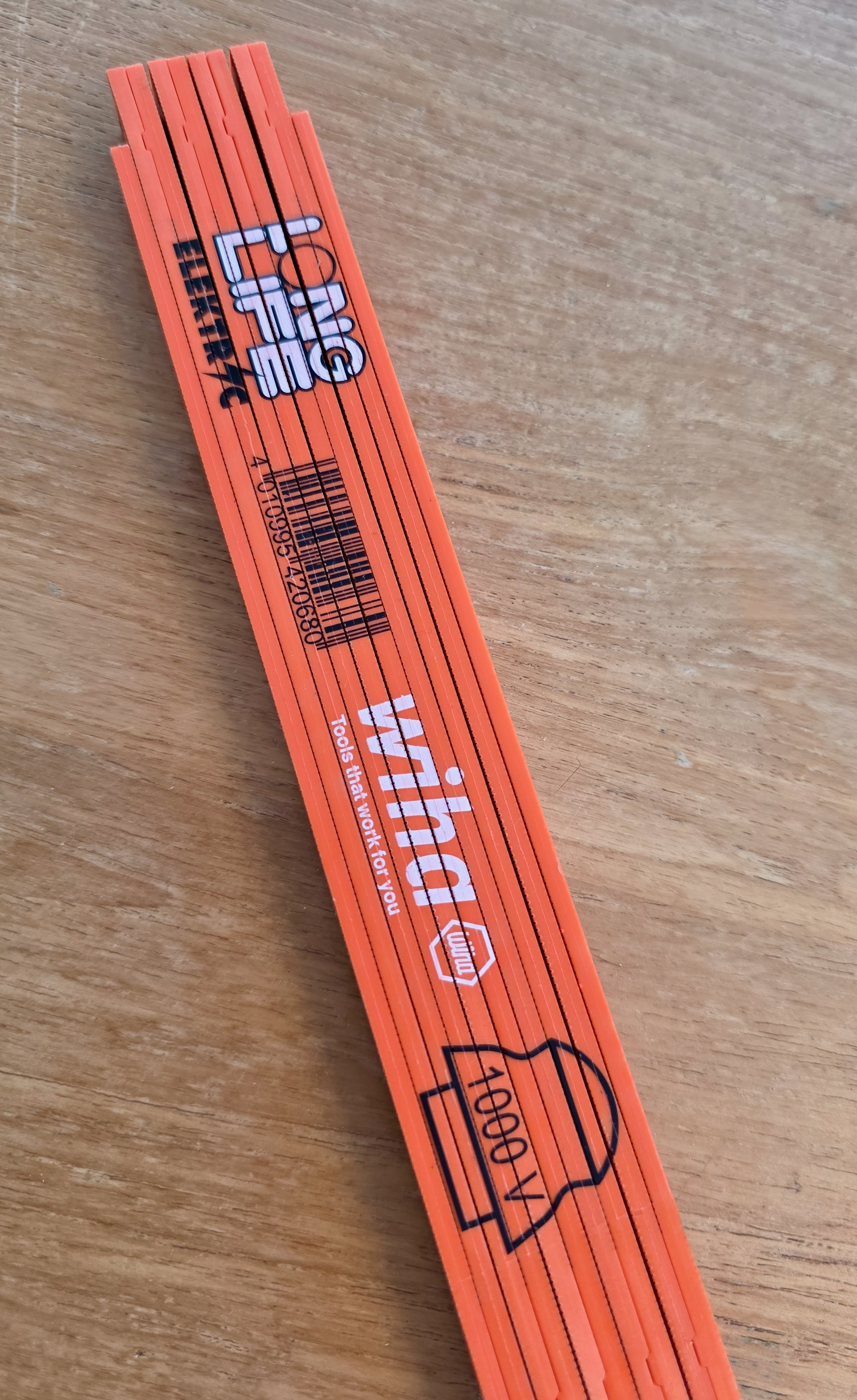 Mètre rigide Wiha VDE 1000 V posé sur une table, marquage VDE imprimé visible