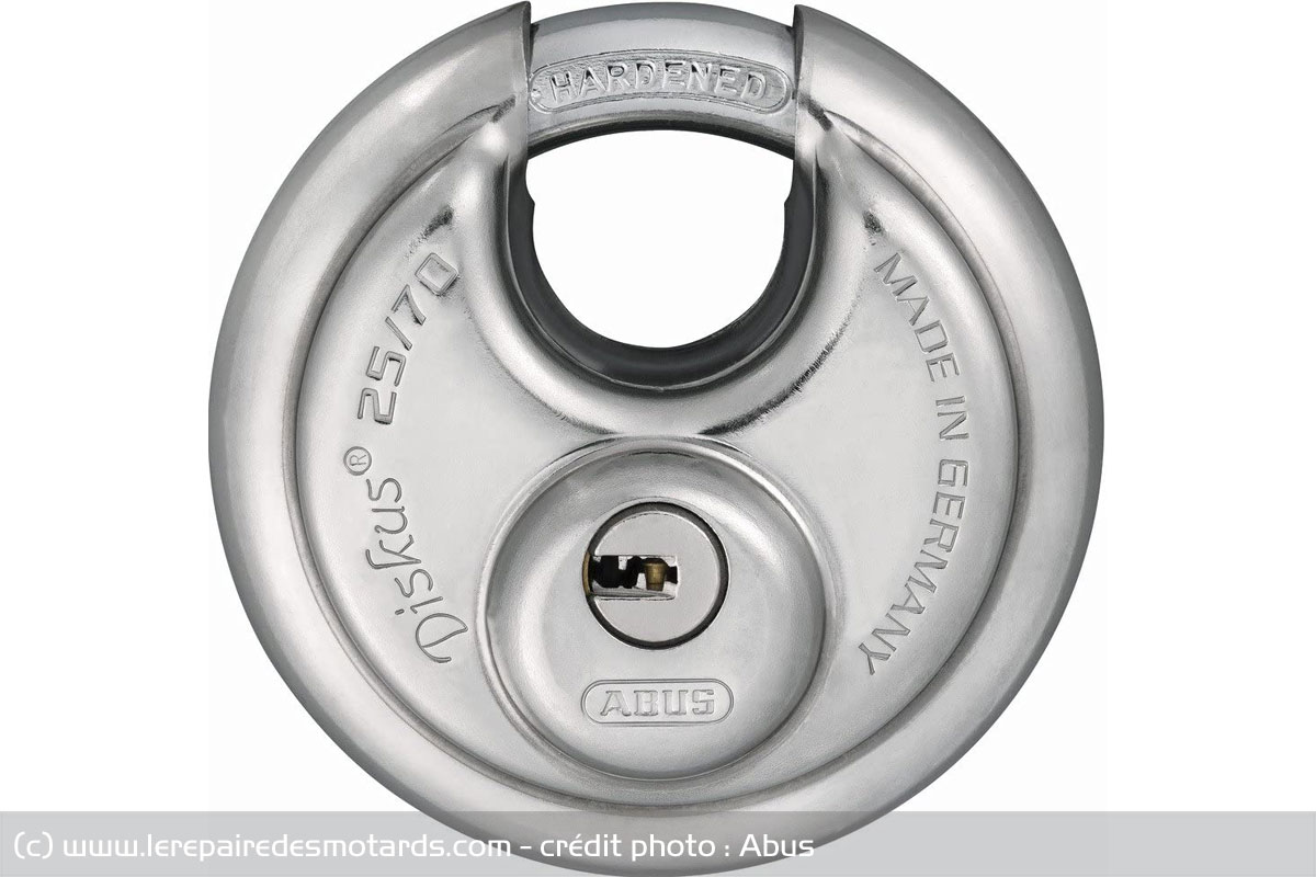 Un cadenas rond en acier argenté de type Diskus avec la marque ABUS gravée et les mentions Made in Germany et Hardened.