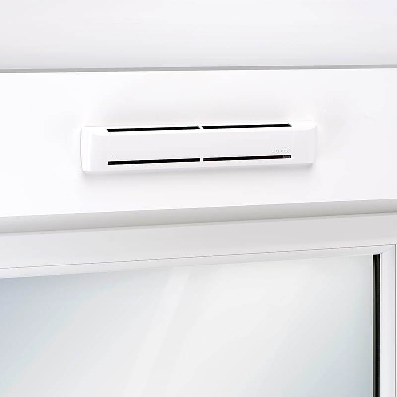 Entrée d’air hygroréglable Aereco EAH² montée au-dessus d’une fenêtre