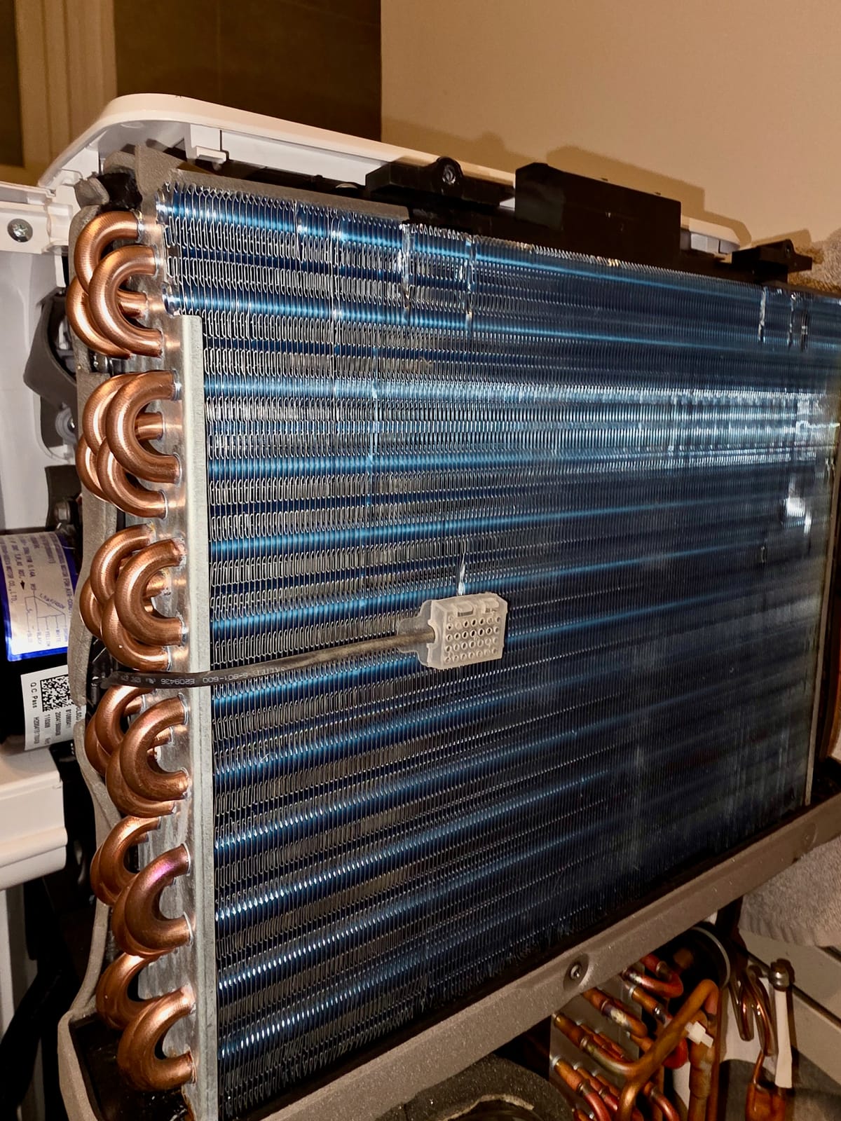 Ailettes fragiles d'un radiateur de climatiseur démonté