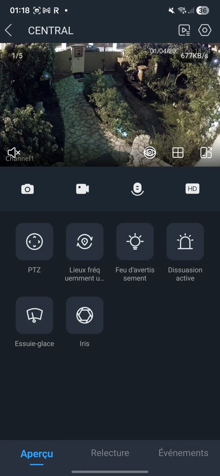 Interface mobile affichant une caméra de surveillance et ses commandes