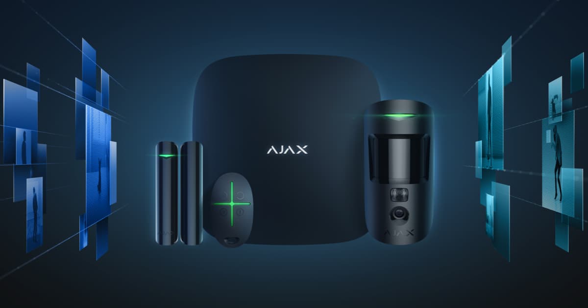 Présentation d’un kit de sécurité Ajax comprenant un hub central, un détecteur de mouvement et d’autres accessoires sur fond sombre.
