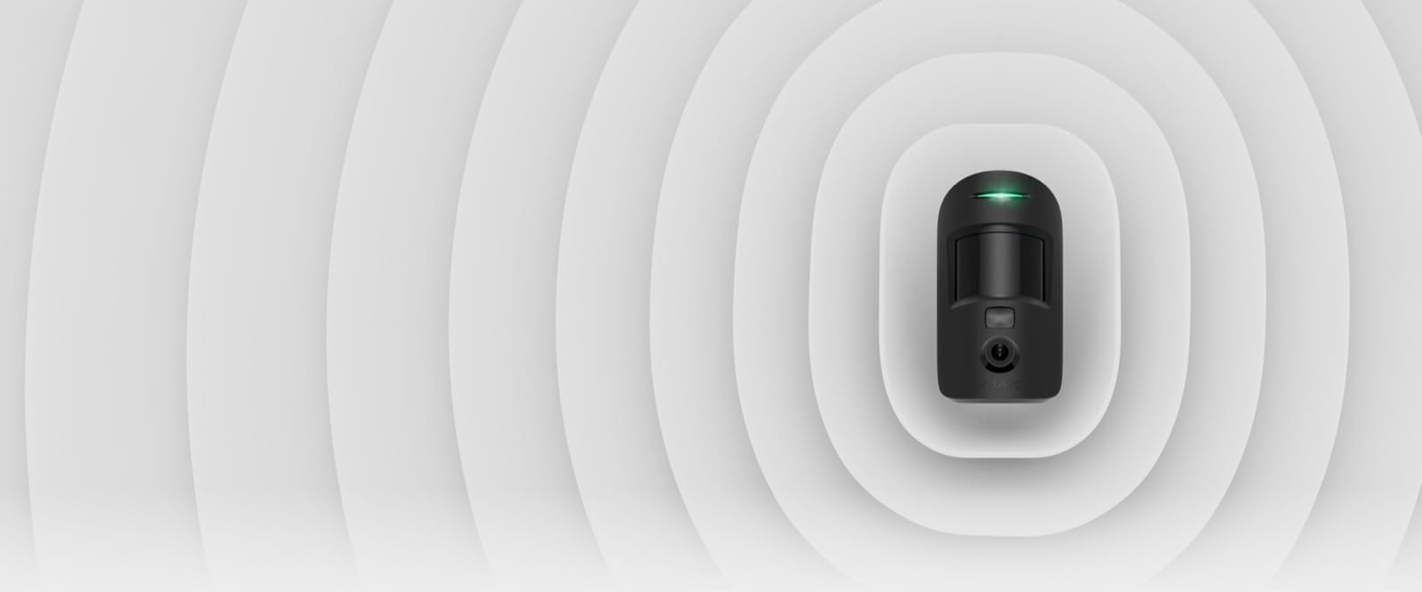 Détecteur Ajax MotionCam noir fixé au mur avec représentation des ondes radio