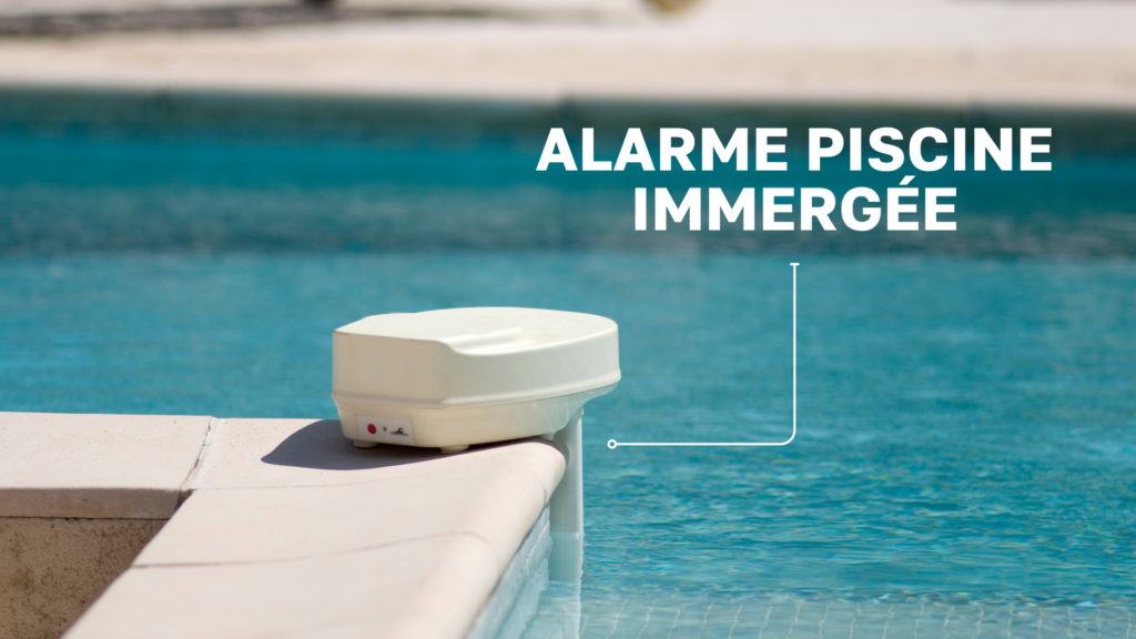 Un boîtier blanc d'alarme posé sur le rebord d'une piscine avec le texte ALARME PISCINE IMMERGÉE superposé.