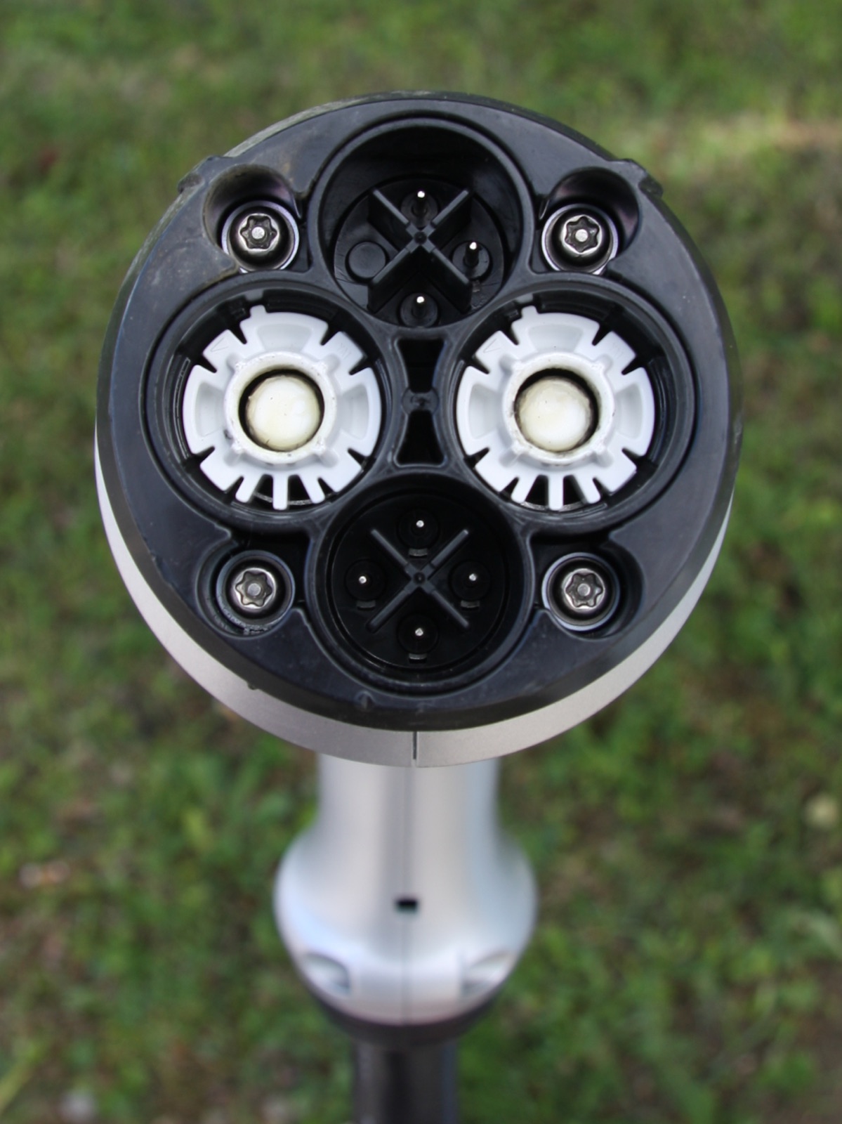 Connecteur de charge CHAdeMO vu de face avec ses grosses broches rondes
