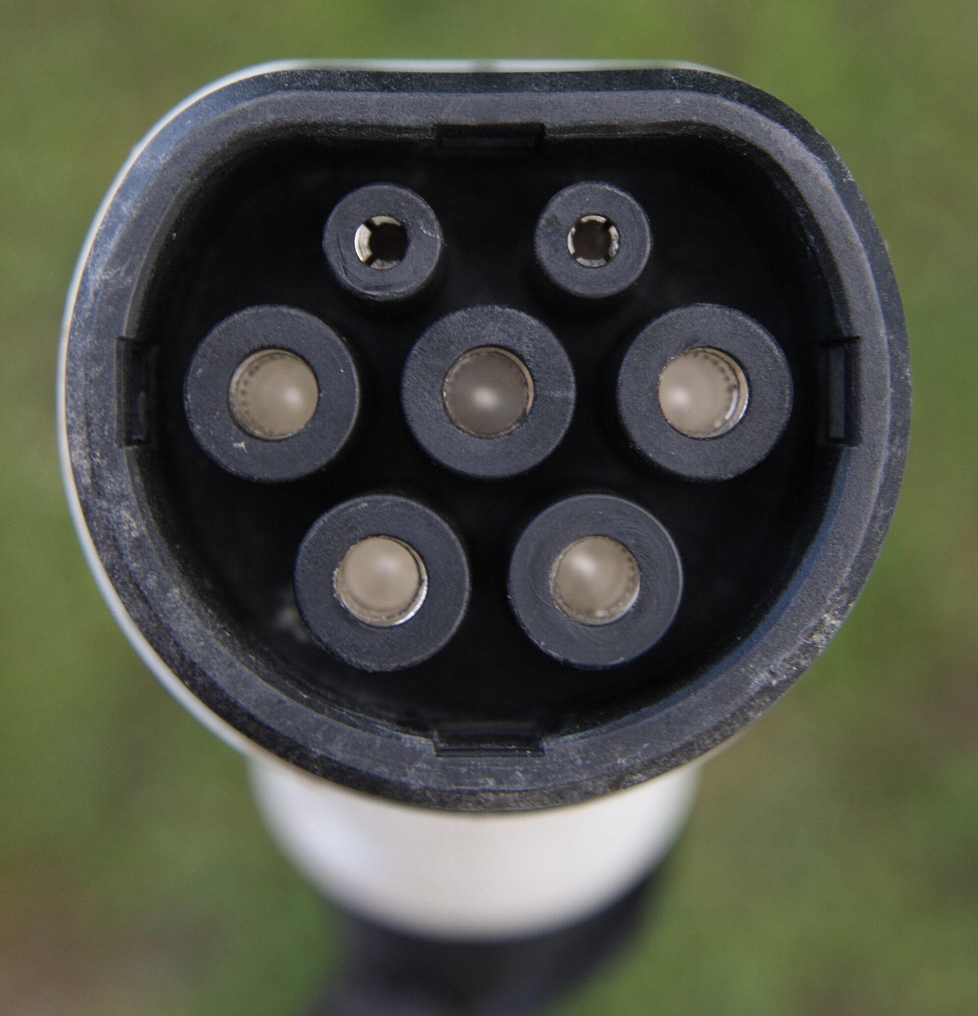 Connecteur de charge Type 2 vu de face avec sa couronne de sept broches AC
